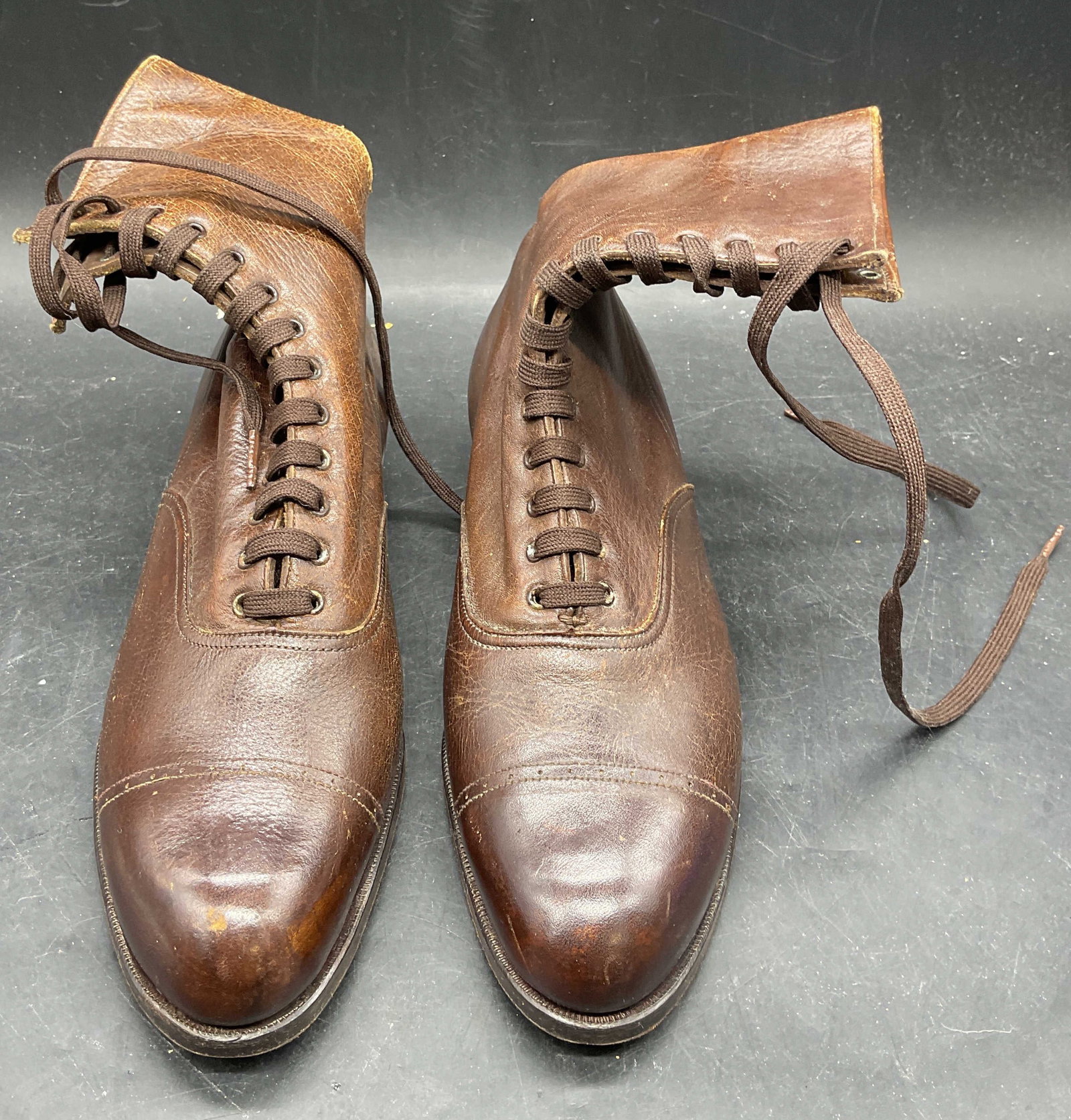 Antq Peters Shoe Co Brown Leather Boots: Vintage, possibly antique, Peters Shoe Co Black Diamond Brand brown leather lace up heeled boots. Measures approx. 9.75 inches long. Wear including scratching, scuffing, creasing. Peters shoe co, blac