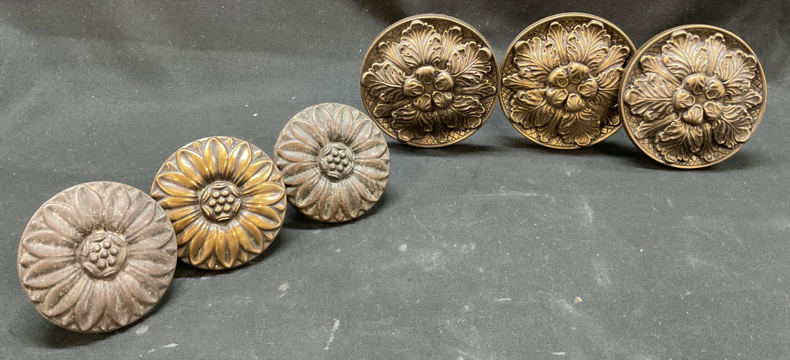 Lot 6 Assort Brass Embd Floral Tie Backs Canada: Lot of 6 assorted brass embossed floral tie backs. Some are marked Canada. Round shape. Embossed floral design. Size vary. Largest measures approx 3.5 x 4 inches. Surface wear consistent with exposure