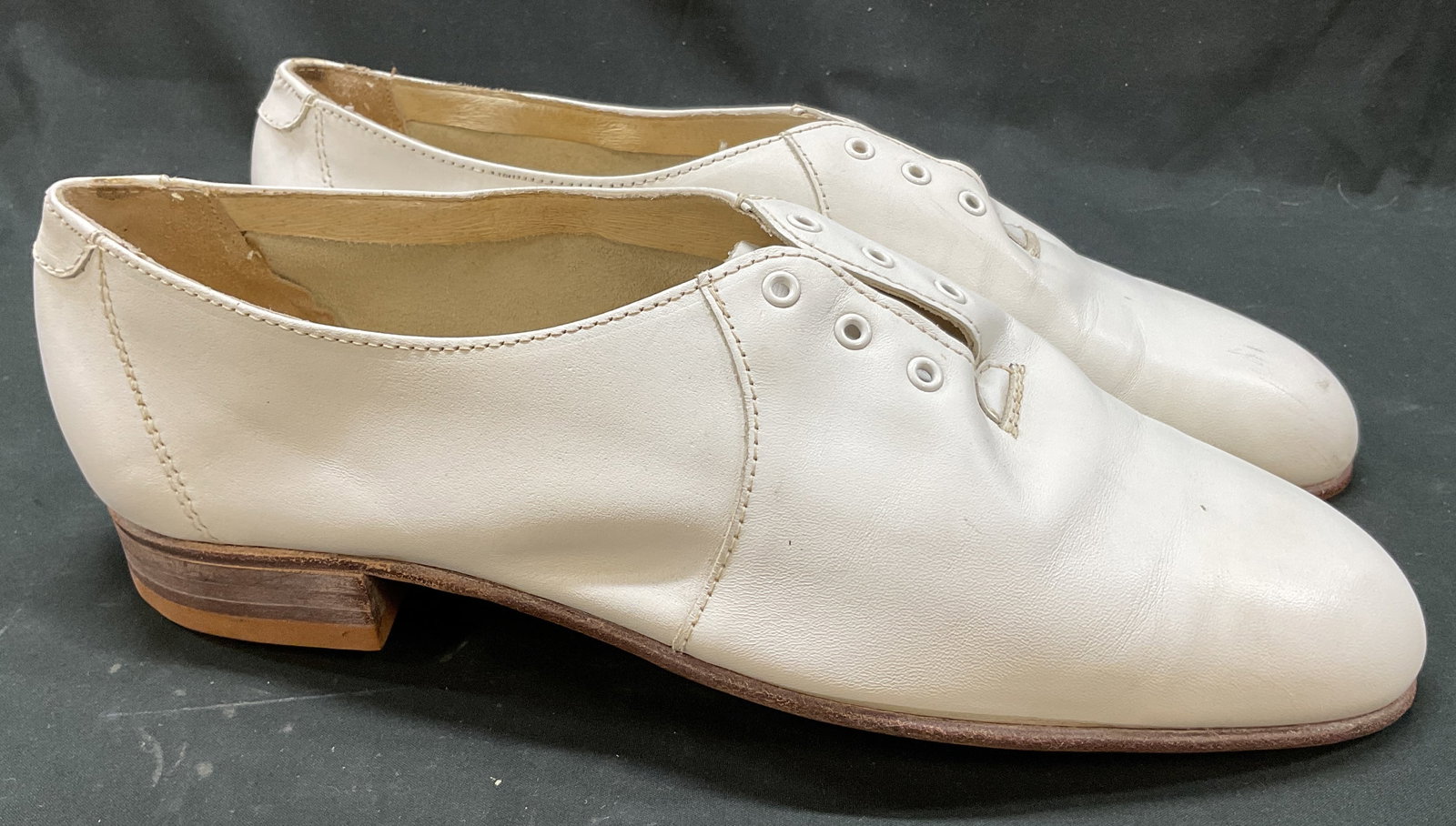 Florsheim Designer Collection White Leather Shoes: Florsheim Designer Collection white leather shoes. Size 10.5. Heeled shoe. Unique stitching. Comes in storage box. Wear to surface. Shoes, dress shoes, Florsheim, wearables, outerwear, fashion, access