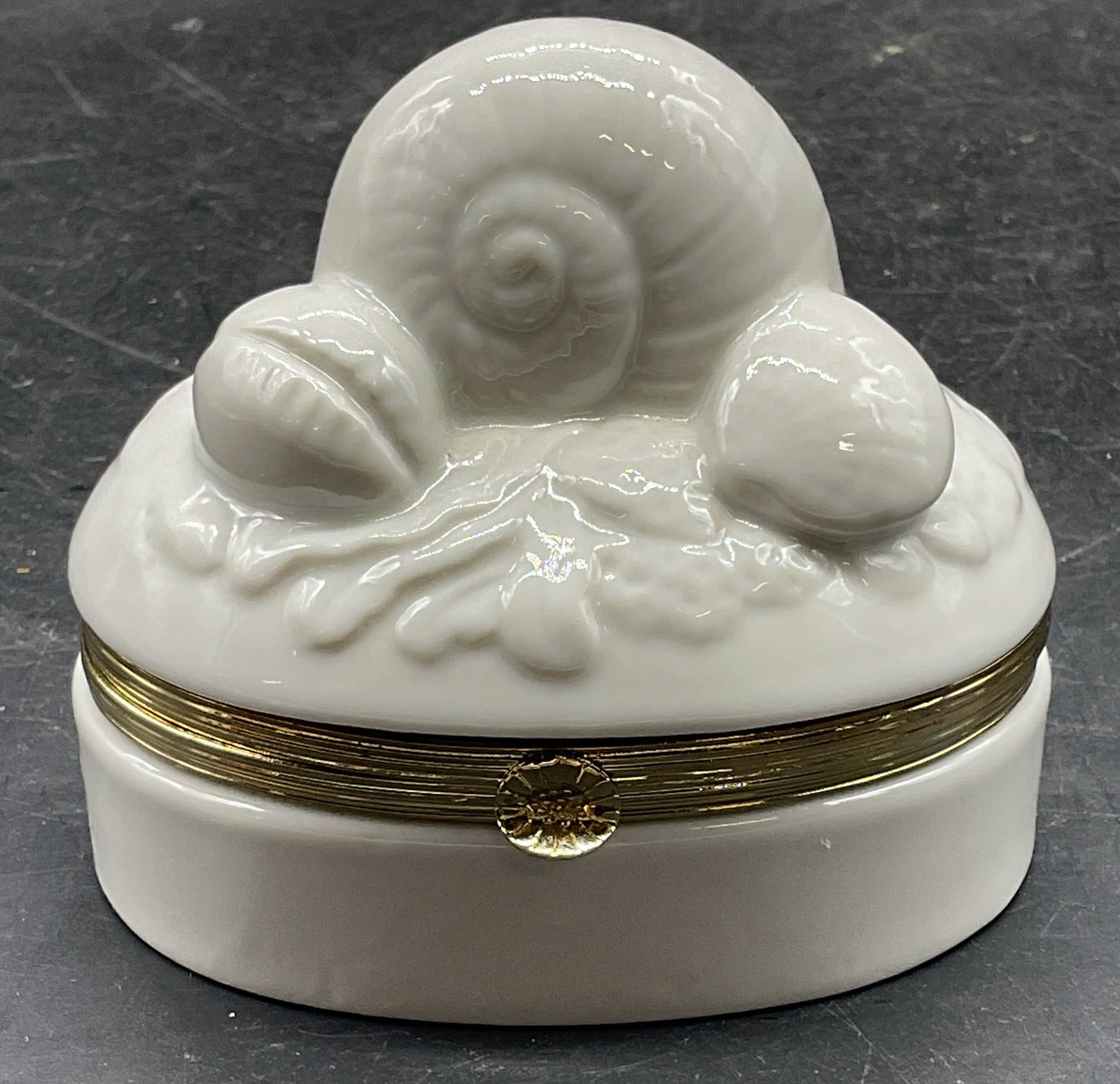 Taste Setter Sigma Ceramic Shell Trinket Box: Vintage Taste Setter by Sigma white ceramic trinket box with raised shell motif lid. Measures approx. 3.5 x 2.75 x 3.25 inches. Some scratching. Taste setter by sigma trinket box, white trinket box, S