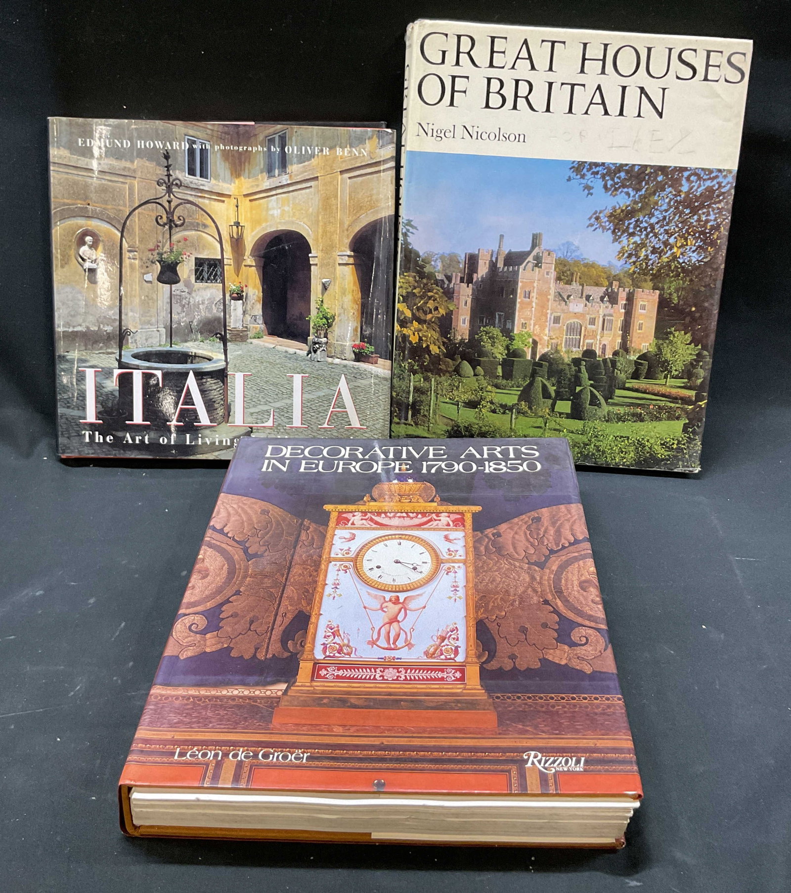Lot 3 European Design Illus Books 1970s-90s+: Lot of 3 European design books. Italia The Art Of Living Italian Style, Edmund Howard, photos by Oliver Benn, St. Martins Press, 1996. Decorative Arts In Europe 1790-1850, Leon De Groer, Rizzoli, 1986