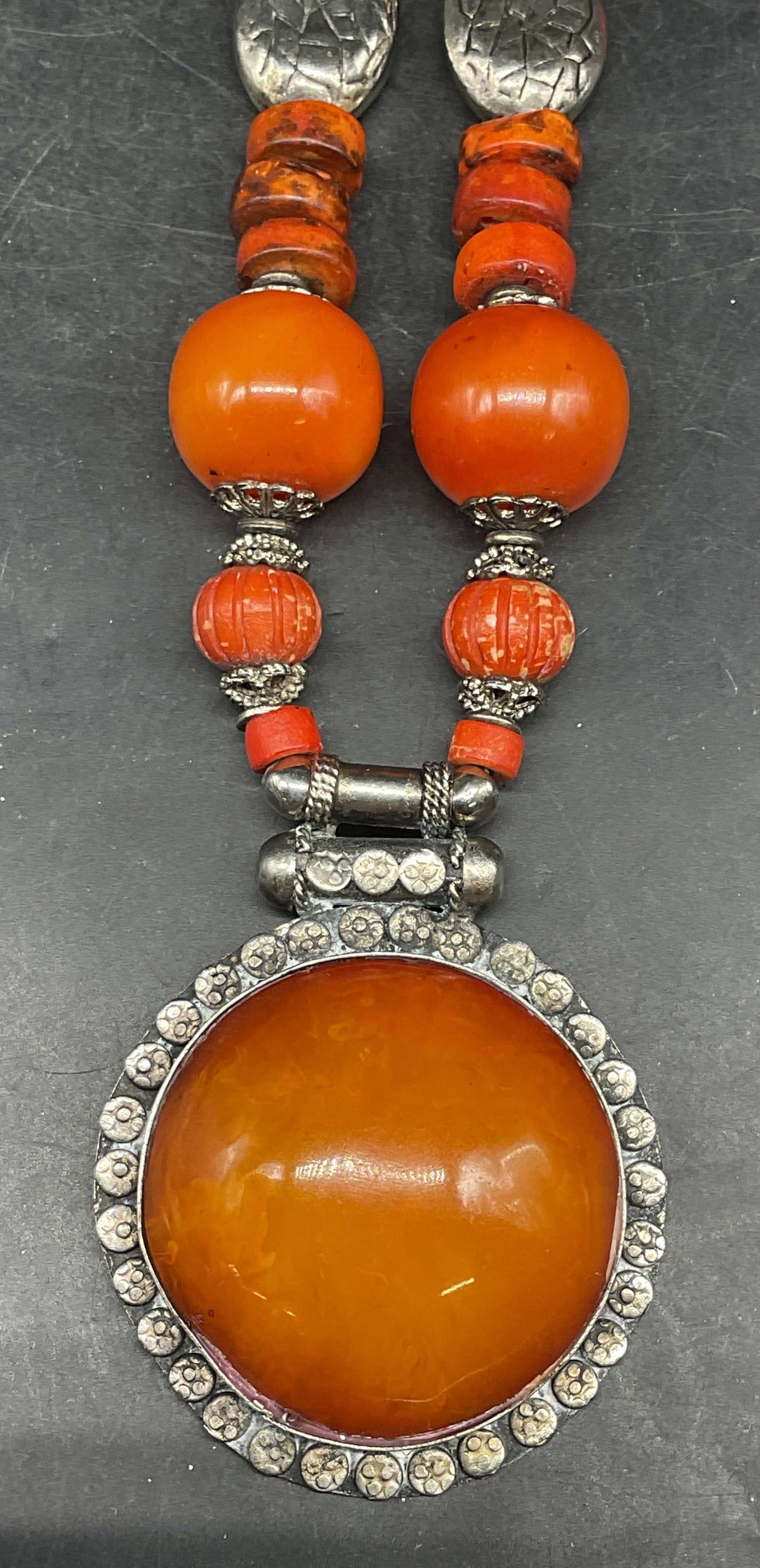 Vtg Faux Amber & Coral Pendant Necklace: Vintage faux amber and faux coral beaded pendant necklace. Drop length measures approx. 10.5 inches. Some scratching. Jewelry, estate jewelry, costume jewelry, cocktail jewelry, fashion jewelry, acces