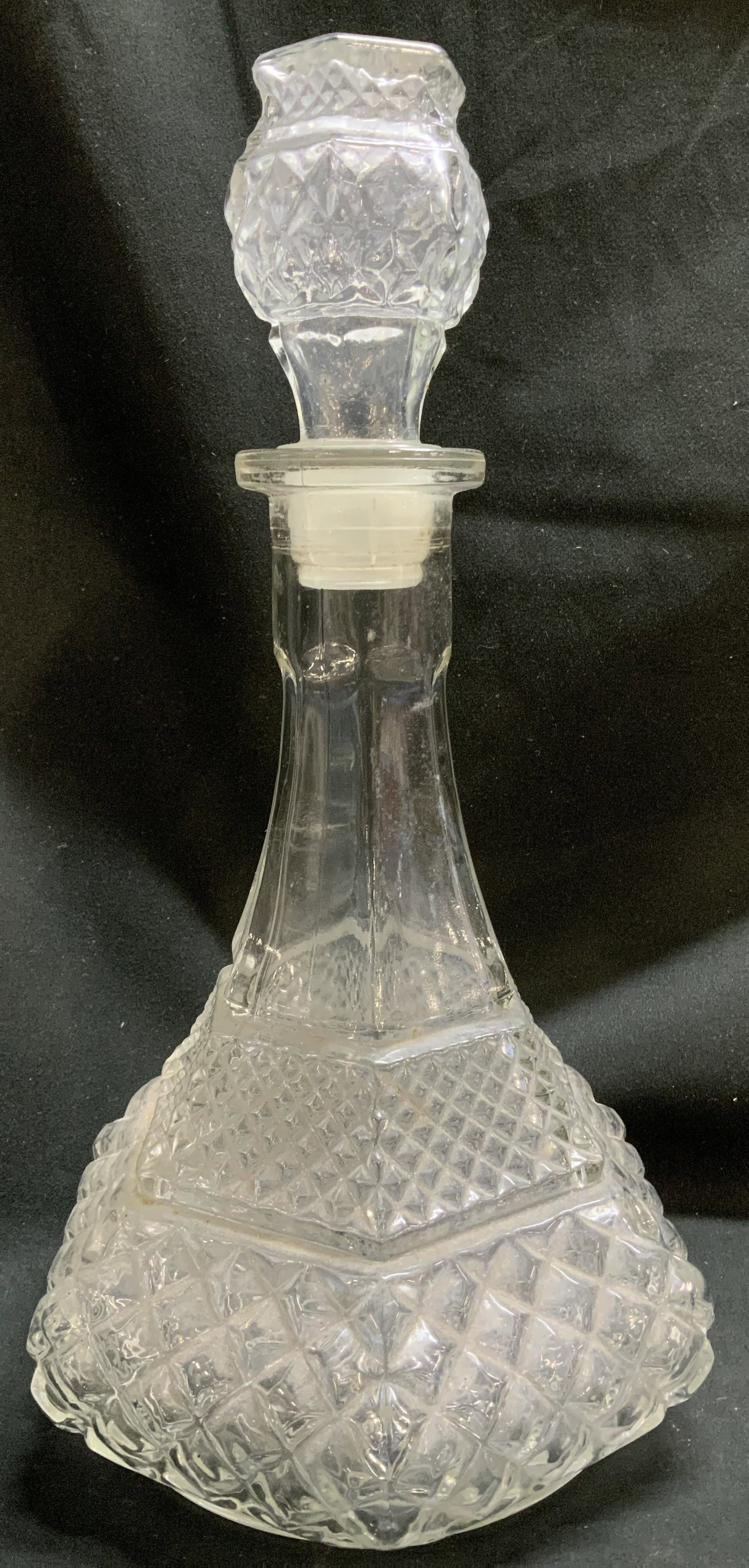 Vtg Captains Glass Decanter W Stopper: Vintage captains decanter featuring a distinctive diamond pattern on body & hexagonal base. Narrow neck & stopper. Glass material. Surface wear consistent to age, use & exposure. No visible signature