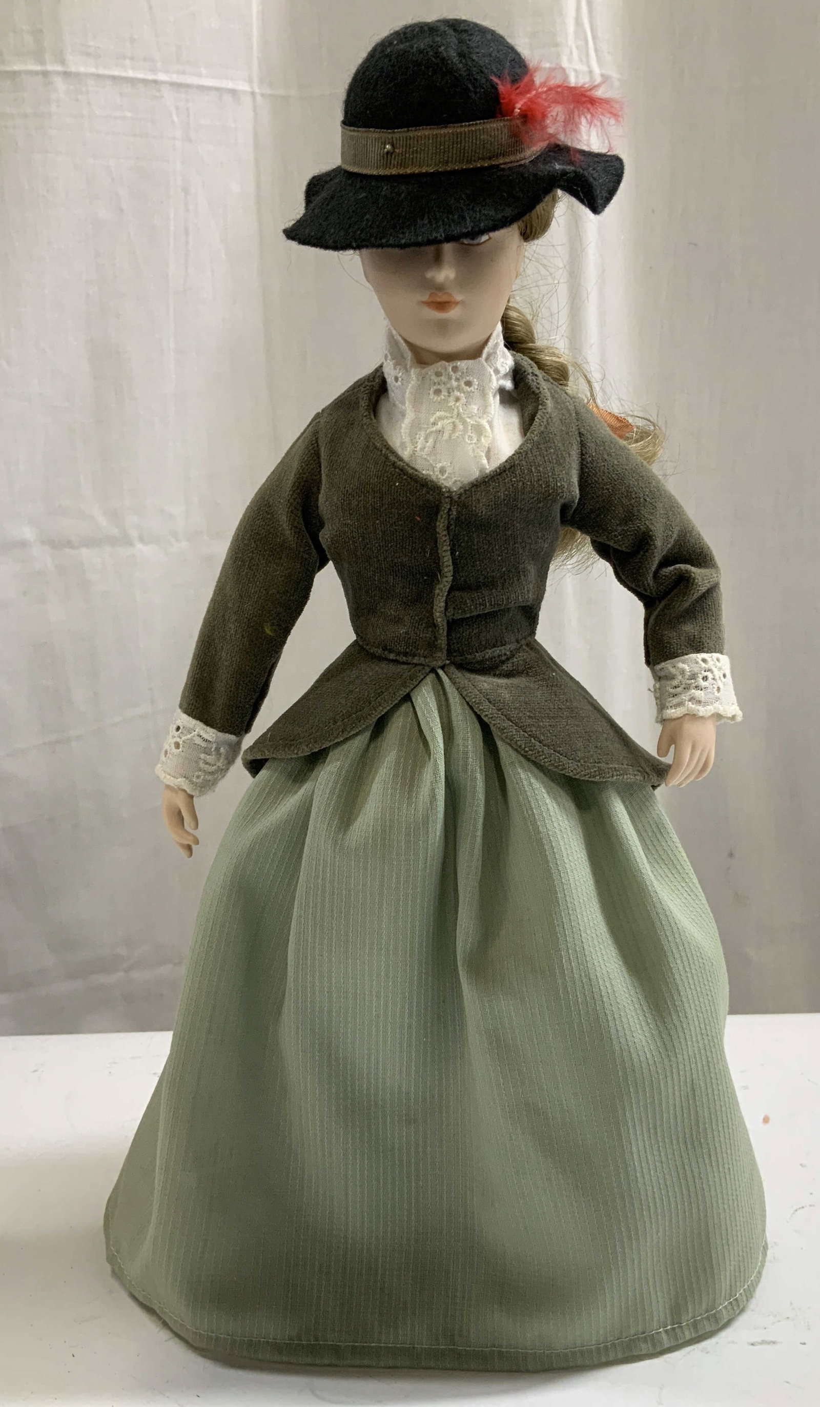 1983 Franklin Heirloom Porcelain Doll (1 of 7)