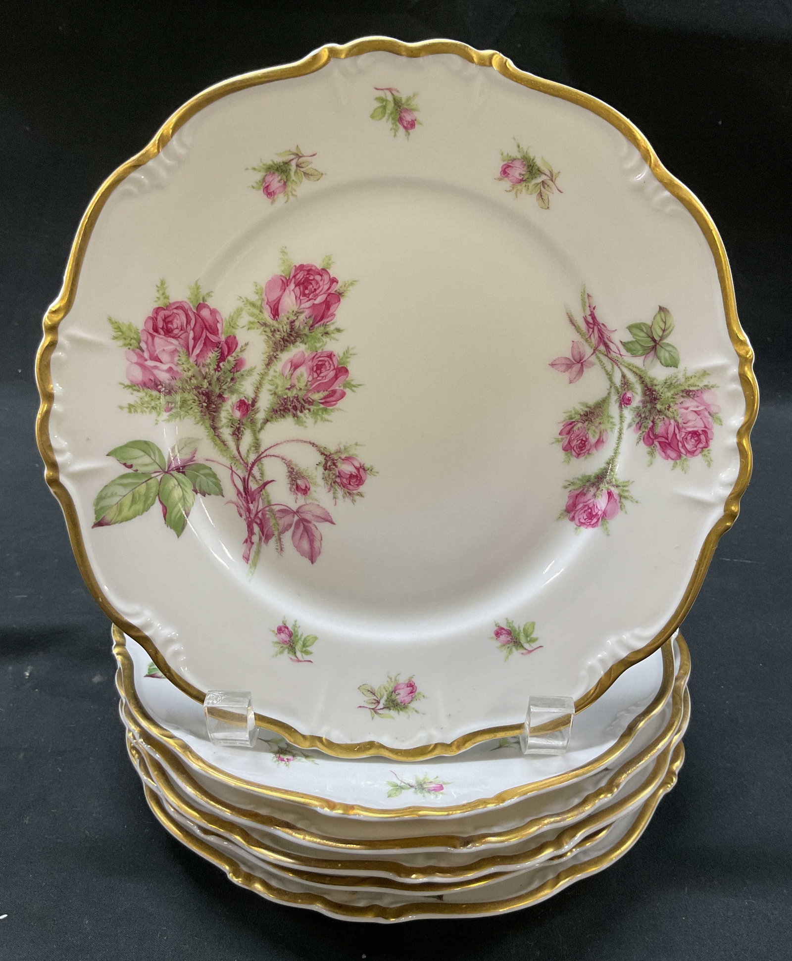 Set 6 Edelstein Bavaria Moss Rose Plates Germany: Set of Edelstein Bavaria Moss Rose porcelain plates. Marked on underside, reads Edelstein Bavaria Maria Theresia Made In Germany Moss Rose. Scalloped gilt edge. Maria Theresia collection, Moss Rose pa