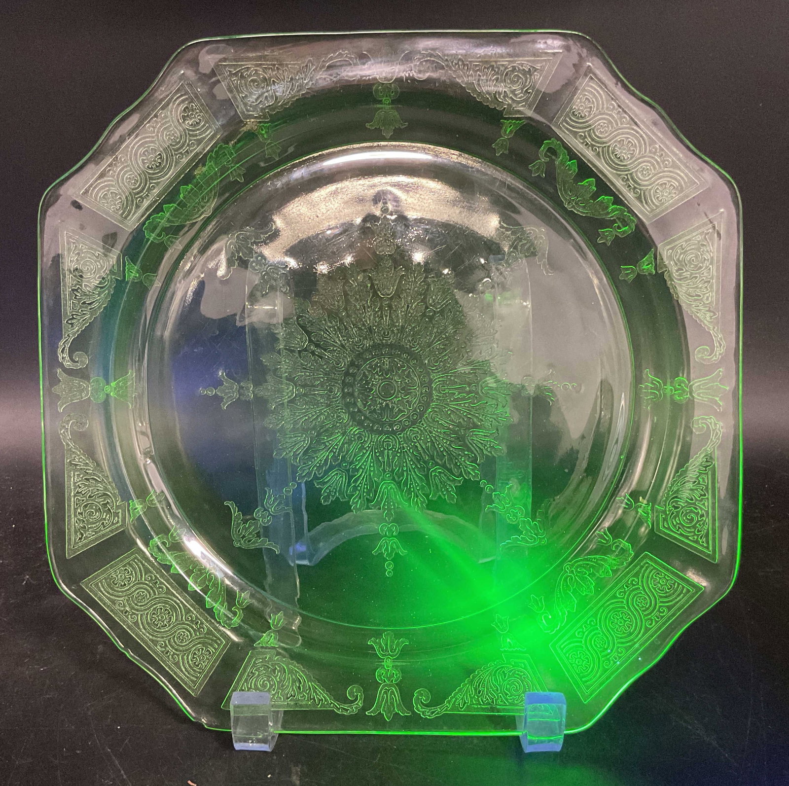 Vtg Anchor Hocking Uranium Glass Princess Plate (1 of 6)