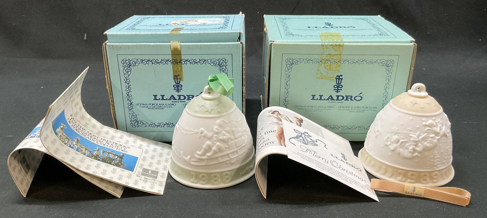 Lt2 Lladro Porc Xmas Bell Ornament Spain W Box: Lot of 2 Lladro Annual porcelain Christmas bell ornament. Marked on underside, made in Spain. Comes in original box. Bell ornament in white and green, and white and yellow. Features imagery of Santa a