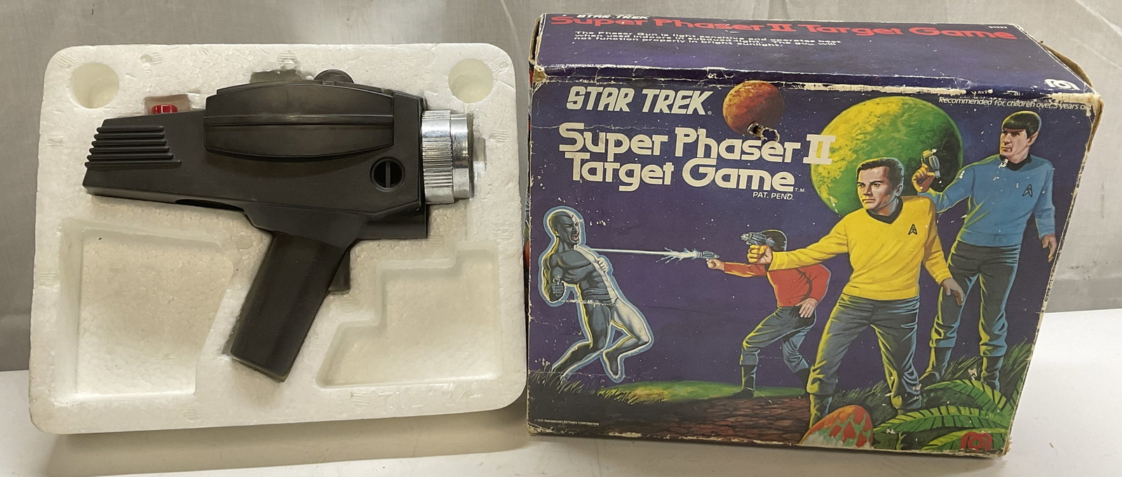 76 Mego Corp Star Trek Super Phaser II Target Game: 1976 Mego Corp Star Trek Super Phaser II Target Game. Comes in Original Box. Missing Accessories. Has Not Been Tested For Functionality. Measures app 8in H x 10in L x 4in W. Surface Wear to Box.