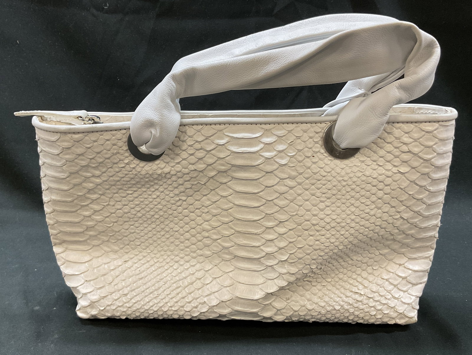 Donald J Pliner White Leather Handbag Italy: Couture Donald J Pliner white leather handbag. Made in the mountains of Italy. Leather material. Snakeskin style pattern. Handle and zipper. Interior compartments. Measures approx 10 x 13 inches.