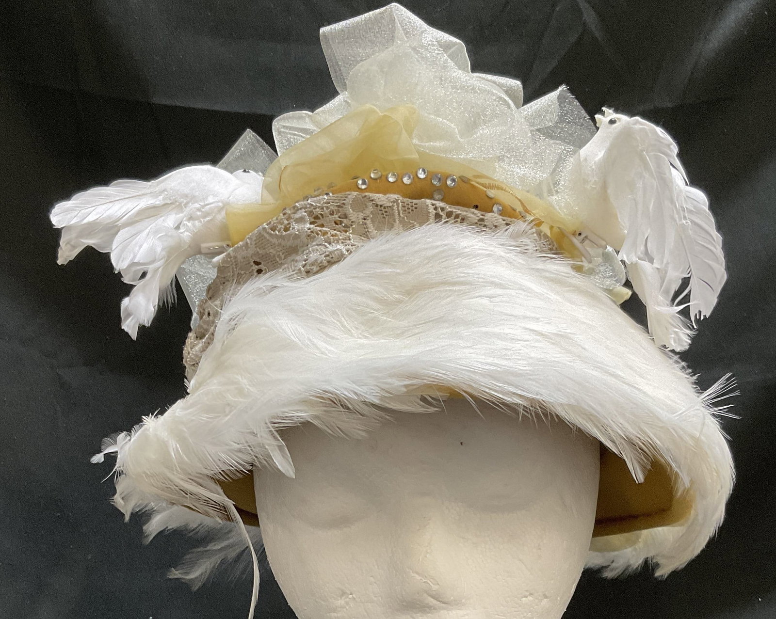 VTG Crown Hats Mittens and Bee Feathered Doves Hat (1 of 8)
