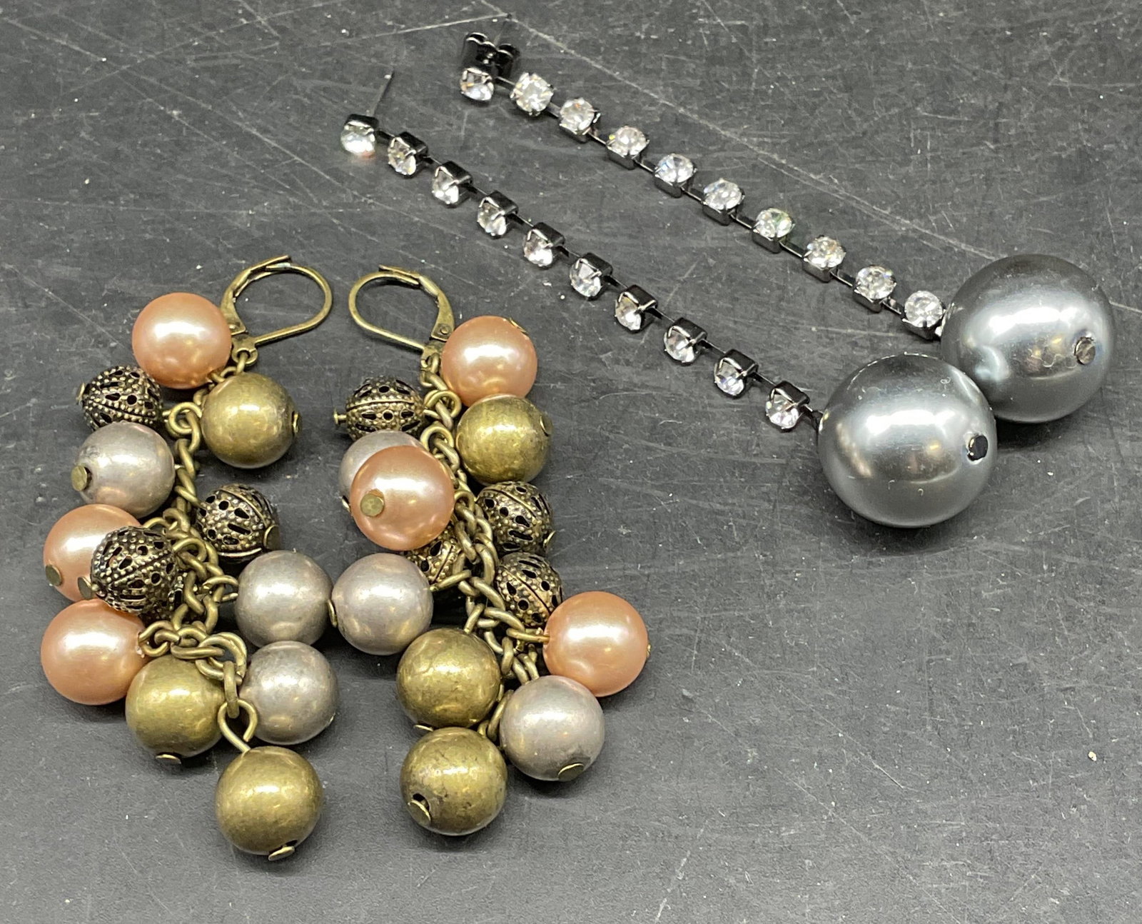 Lot 2 Vintage Faux Pearl Earrings (1 of 6)