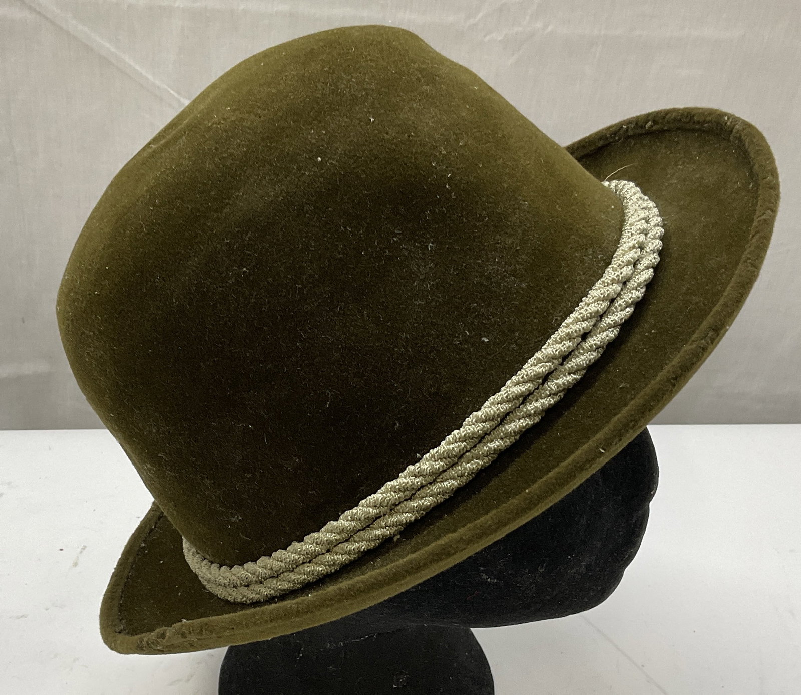 Kevin McAndrew Green Felt Fedora: Kevin McAndrew Green Felt Fedora With Light Green Rope Trim. From Spencers in Knoxville. Red and Plaid Silk Interior. Size 7 1/4. Some Fraying. Kevin McAndrew, Green Felt Fedora, Vintage Hats, Rope Tr