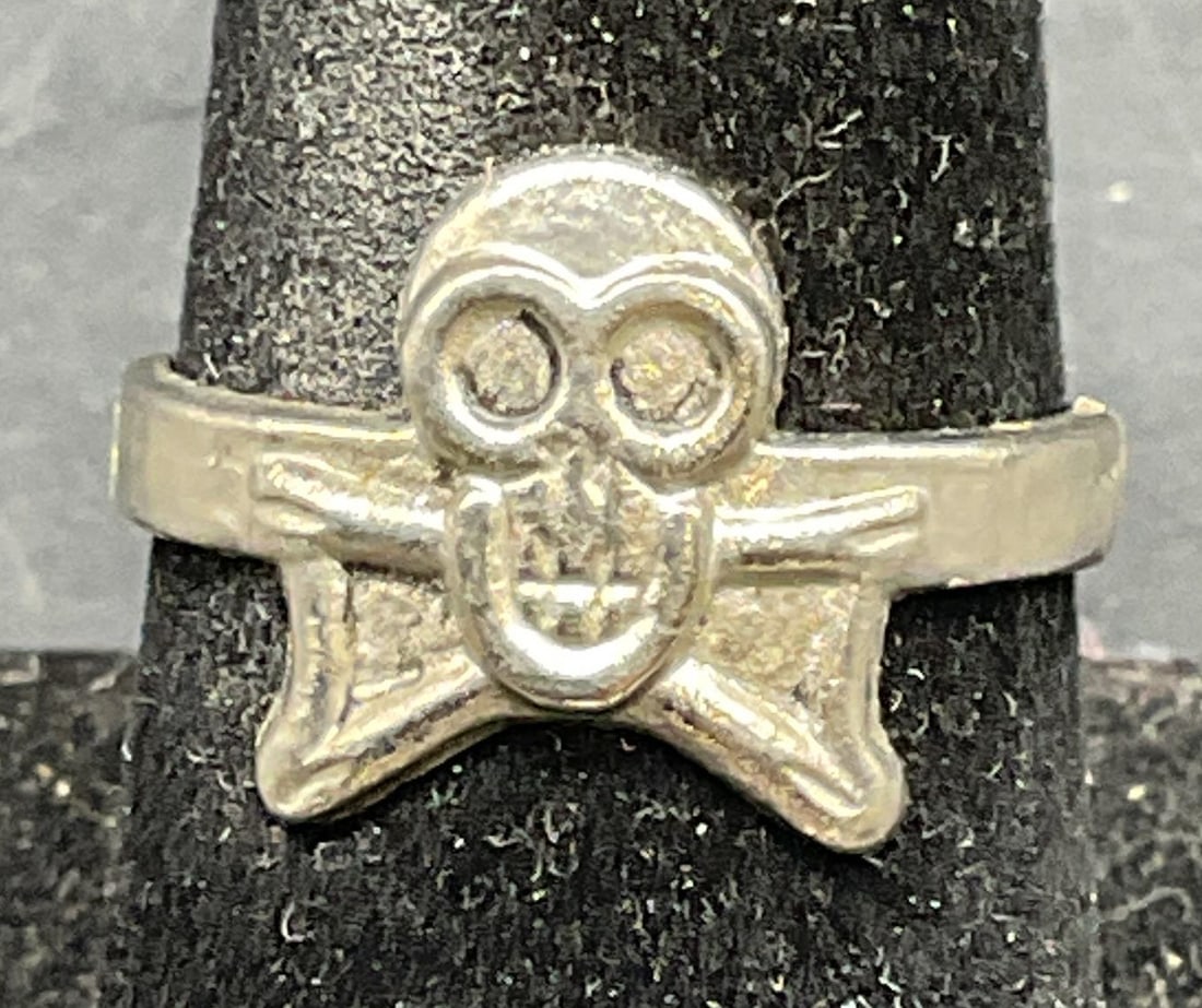 Vintage Silver Tone Skull Ring (1 of 6)