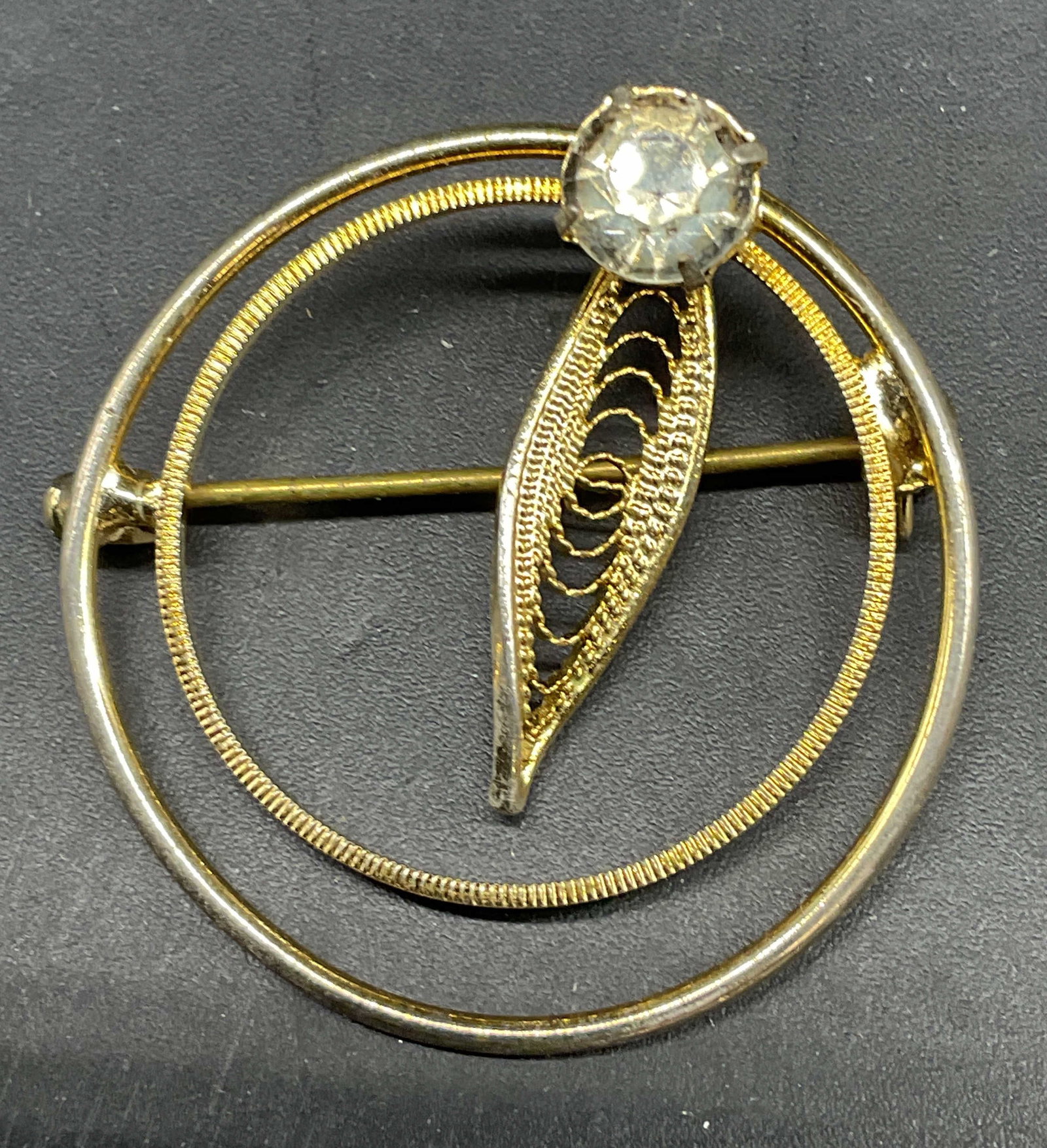 Lot 3 Gold Tone Bow, Swirl, Circle Brooches (1 of 7)