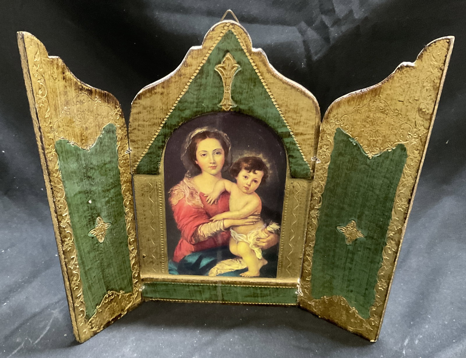 VTG ITALIAN Triptych Frame with Raphael Print: Vintage Italian Florentine Wooden Triptych Frame with Print of Raphaels Madonna della Seggiola. Painted Gilt and Green. Some Chipping. Measures app 9in H x 5in W. Vintage Frames, Italian Frame, Italy,