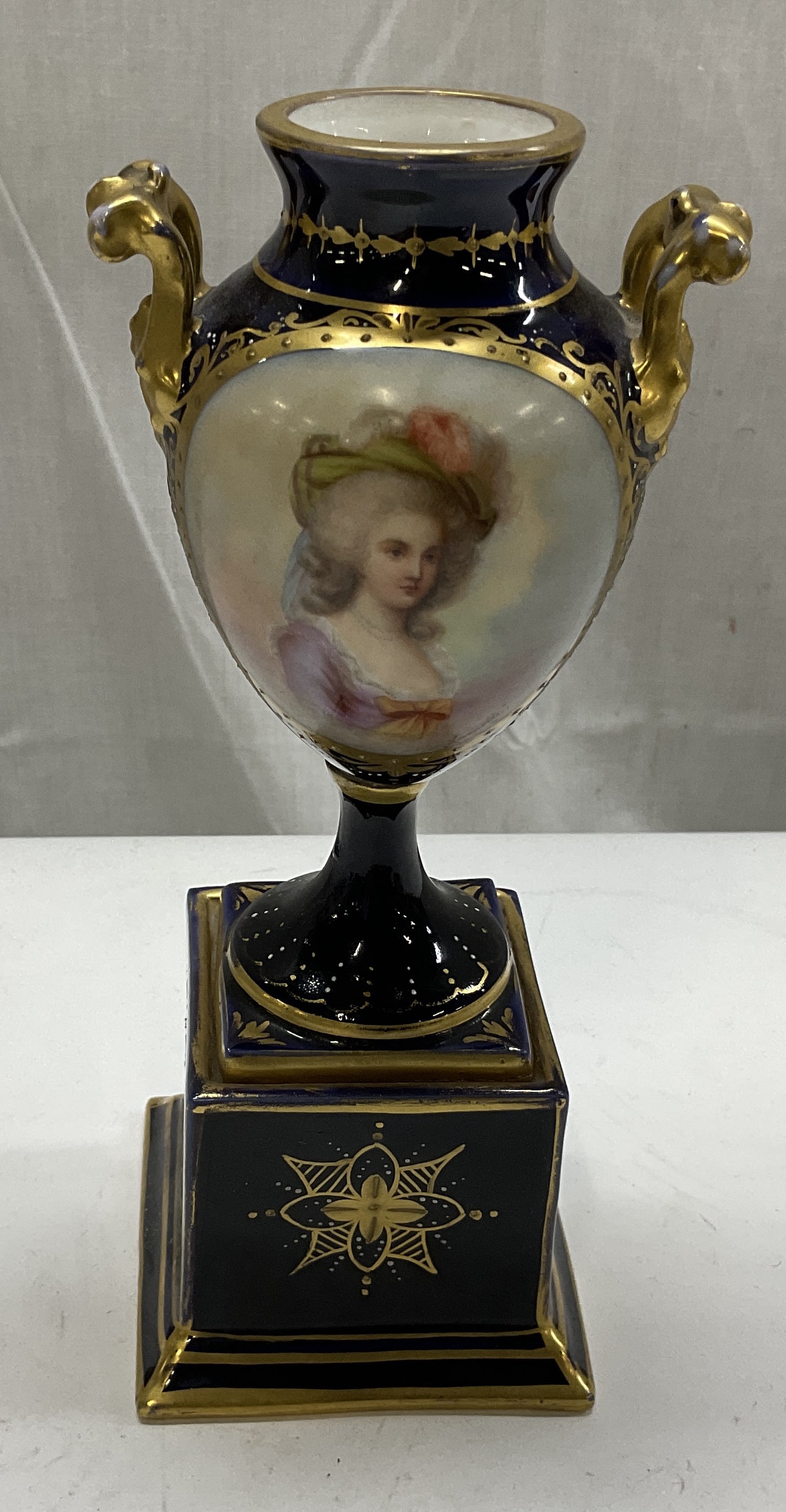 ANTQ Rudolstadt Porc Marie Antoinette Vase GRMY (1 of 9)