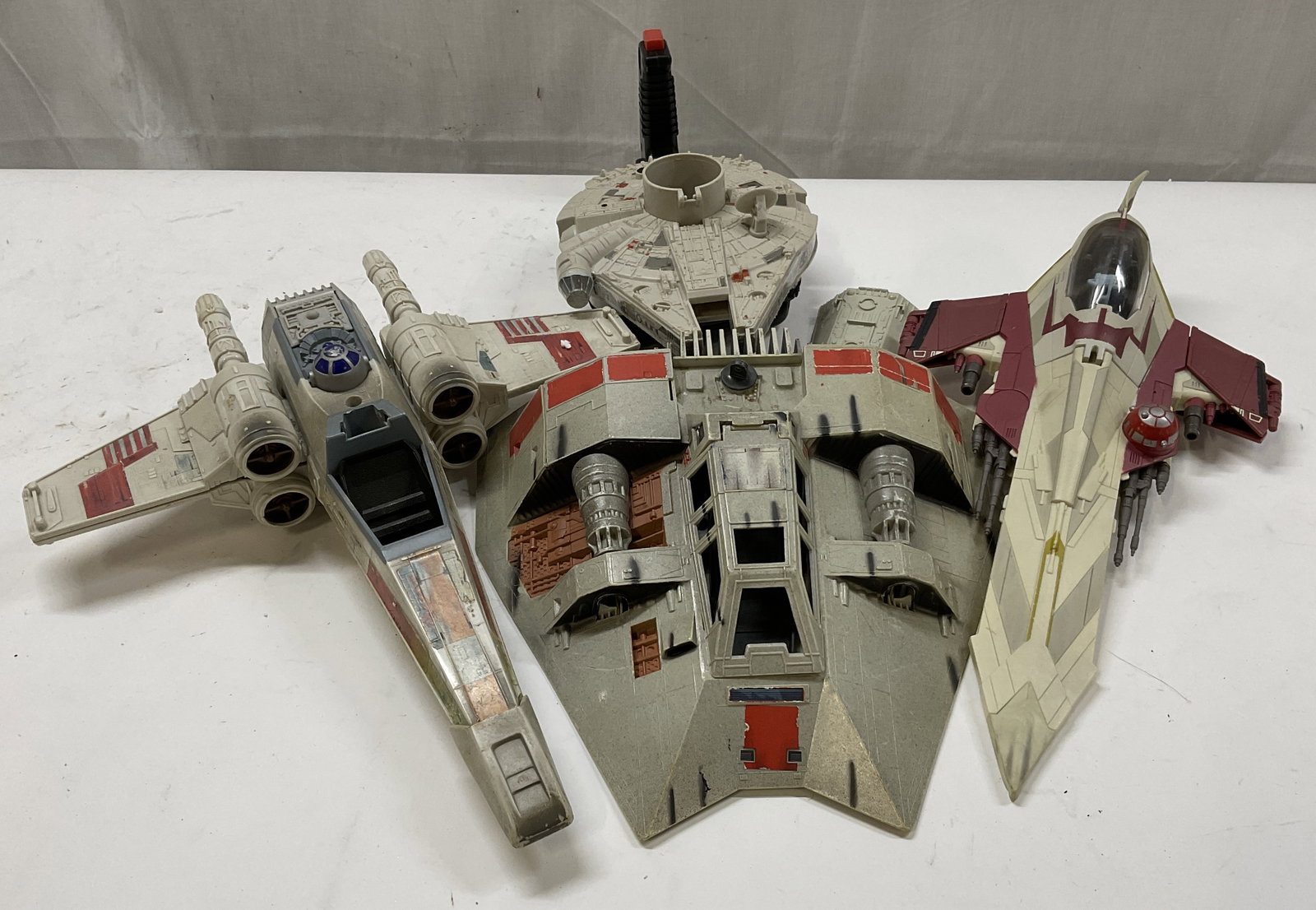 Lt 4 Lucas Film Hasbro+ Star Wars Ships: 4 Lucas Film Star Wars Ships. Includes 1996 Hasbro Rebel Snowspeeder Ship, 1995 Hasbro Tonka Corp X-Wing Fighter, 1996 Milton Bradley Millennium Falcon Foam Disc Shooter, and 2001 Hasbro Attack of the