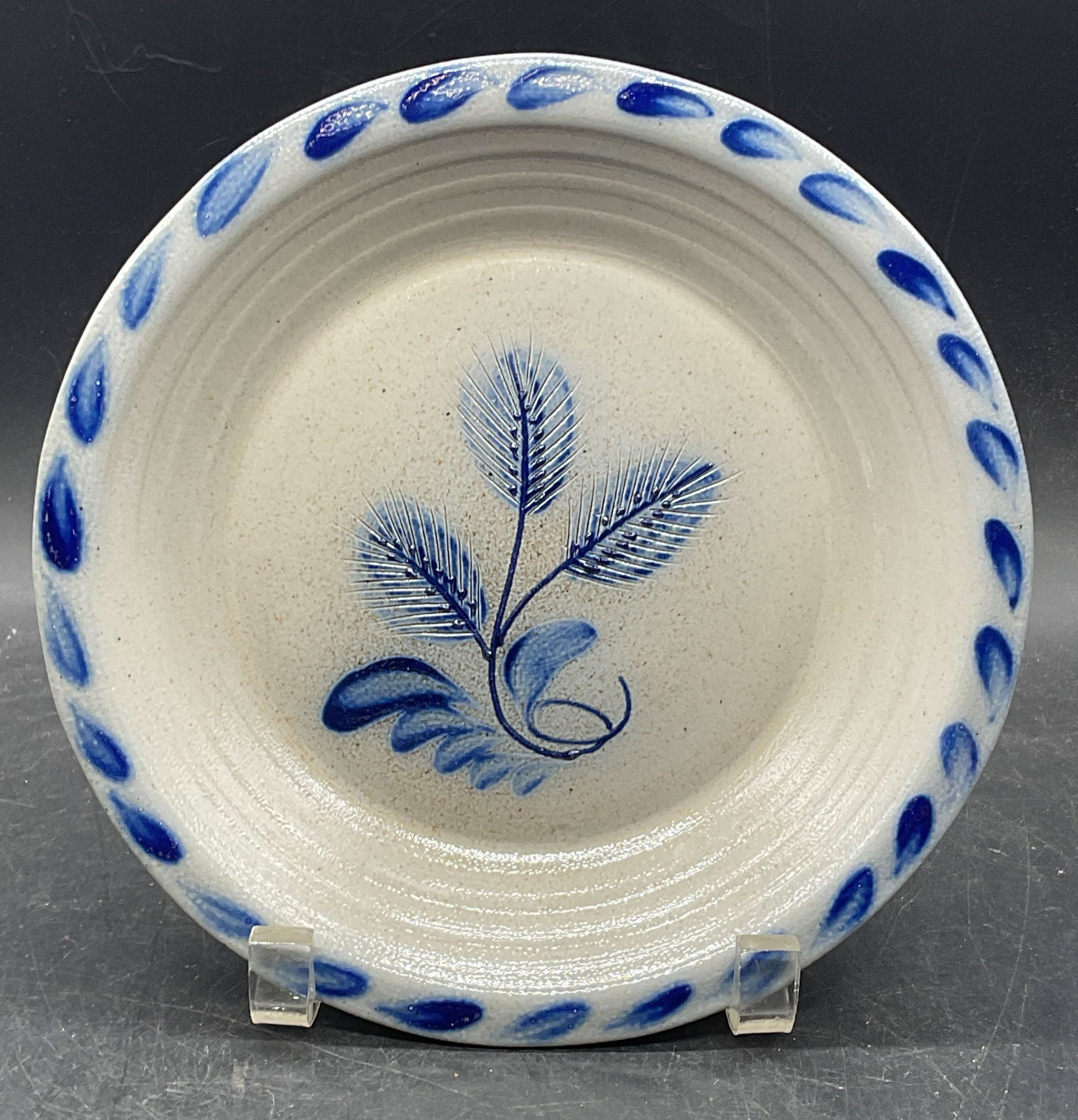 1992 Eldreth Pottery Folk Art Stoneware Plate USA: Vintage 1992 signed Eldreth pottery folk art stoneware plate. Blue glaze with botanical motif. Measures approx. 8 inches wide. Made in USA. Some scratching and crazing. Eldreth pottery, folk art