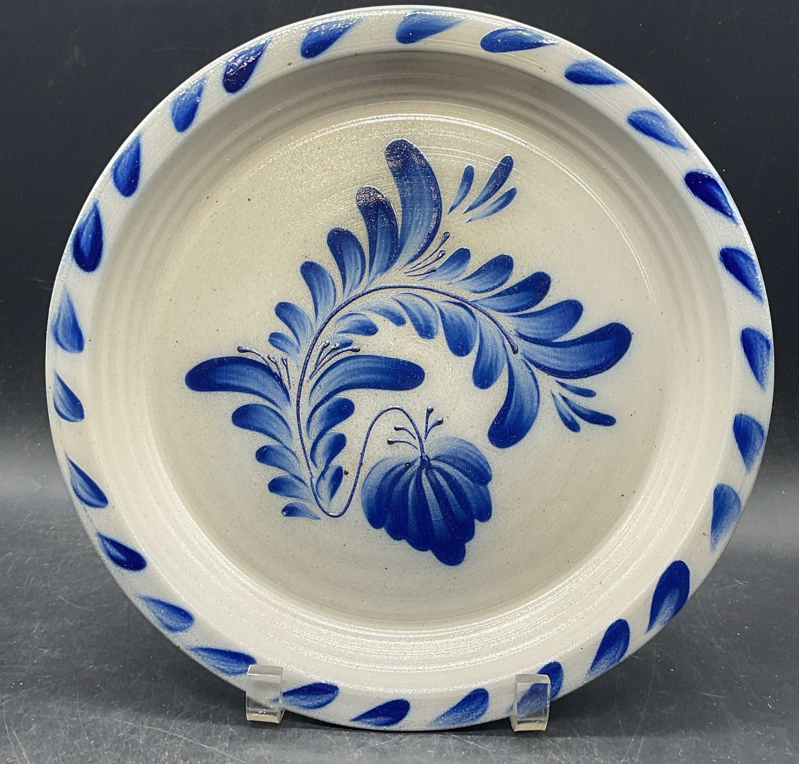 1992 Eldreth Folk Art Stoneware Floral Plate USA: Vintage 1992 signed Eldreth pottery folk art stoneware plate. Blue glaze with floral motif. Measures approx. 11 inches wide. Made in USA. Some scratching and crazing. Eldreth pottery, folk art
