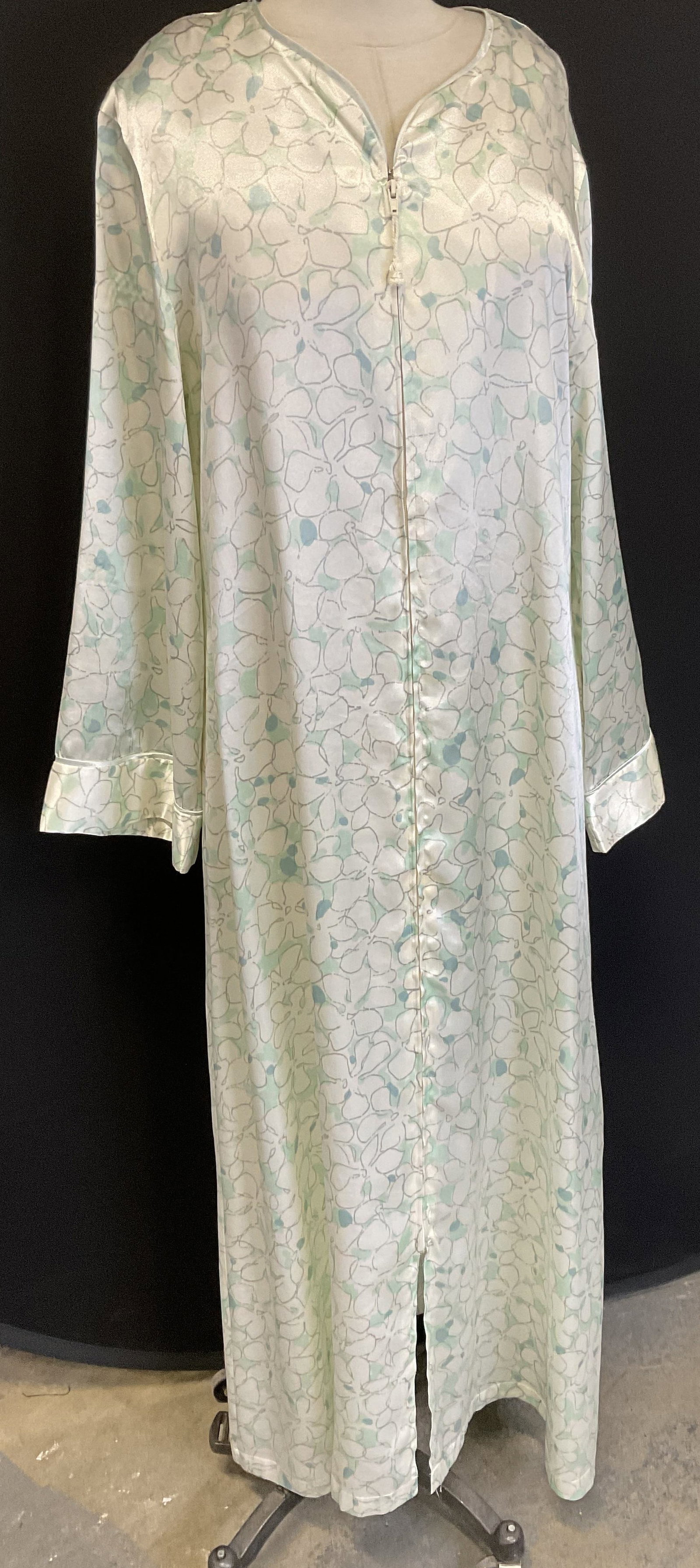 Natori Classics Satin White & Mint Floral Robe (1 of 10)
