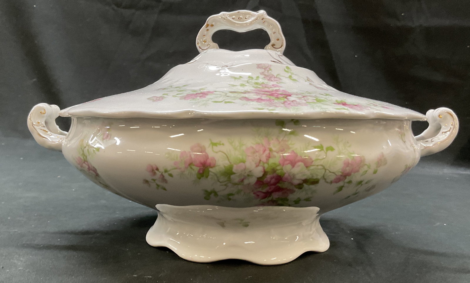 John Raddock & Sons Covered Vegetable Dish England: John Raddock & Sons covered porcelain vegetable dish. Marked on underside, reads John Raddock & Sons Ltd Royal Vitreous England. Scalloped base and lid. Handles on either side. Gilt accents. Decorativ