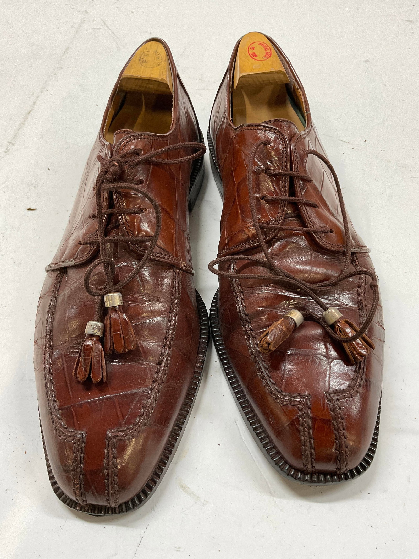 Vntg Pair Mens Leather lace up shoes: Farentino leather shoes, size M embossed crocodile style, appears hand stitched, significant wear to underside, wood stretchers, laces have leather and metal tassel detailing