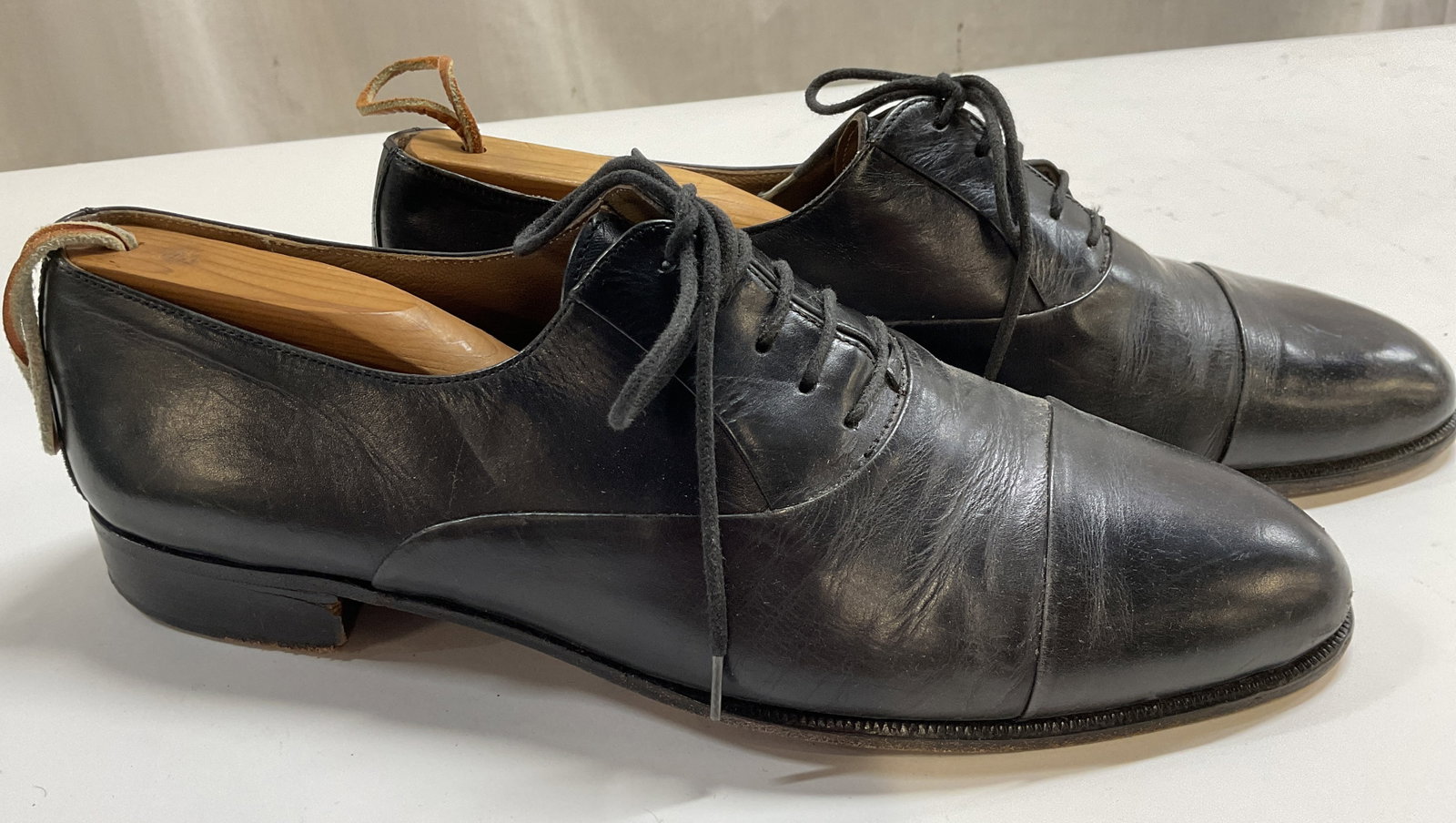 Mens Vntg Lace Up Black Shoes, Italy: Reads made in Italy on underside, black lace up shoes , each with wood stretcher, underside has wear, black leather vintage shoes, mens size 10, brand name and trademark illegible