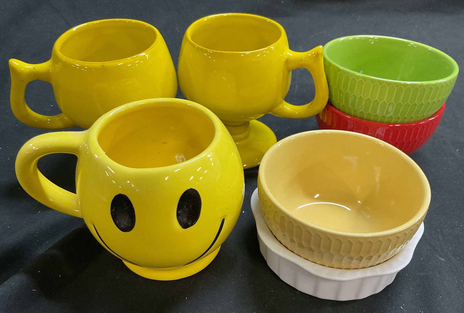 Group Brightly colored Table Ceramics (1 of 8)