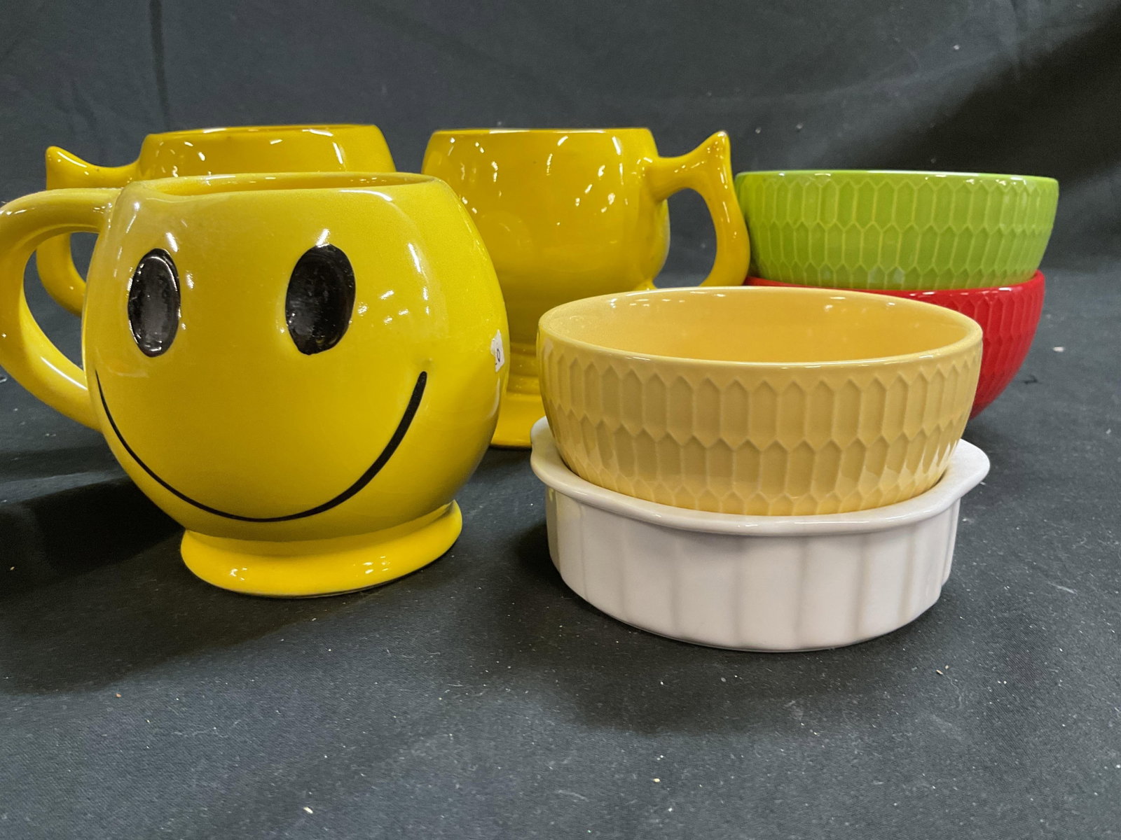 Group Brightly colored Table Ceramics - 2