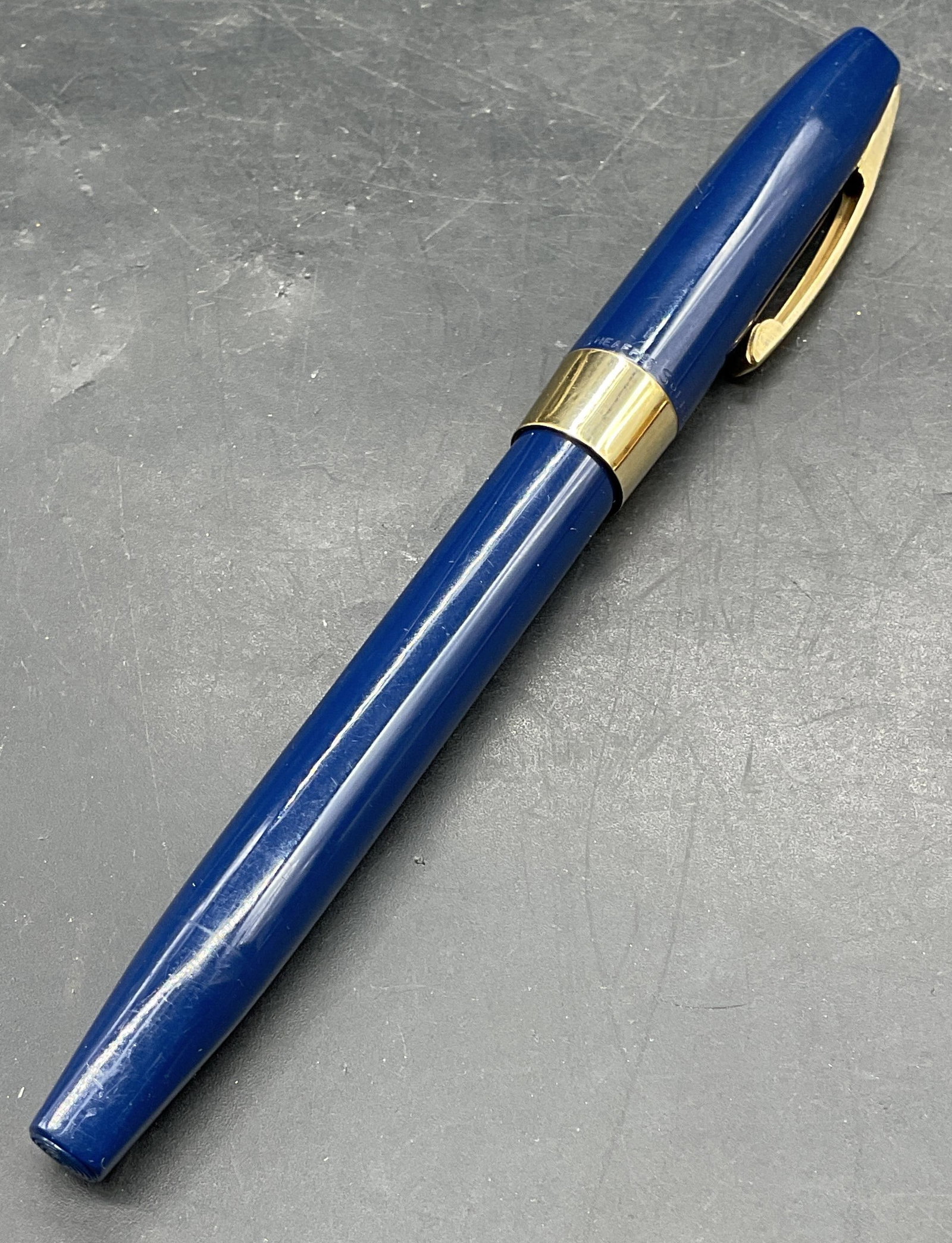 Sheaffer Lifetime 14K Gold Nib Fountain Penn: Vintage Sheaffer Lifetime blue fountain pen with 14K gold nib. Marked 14k. Made in USA. Measures approx. 5.25 inches long. Some scratching. Not tested, sold As Is. SHEAFFER lifetime pen, 14k gold