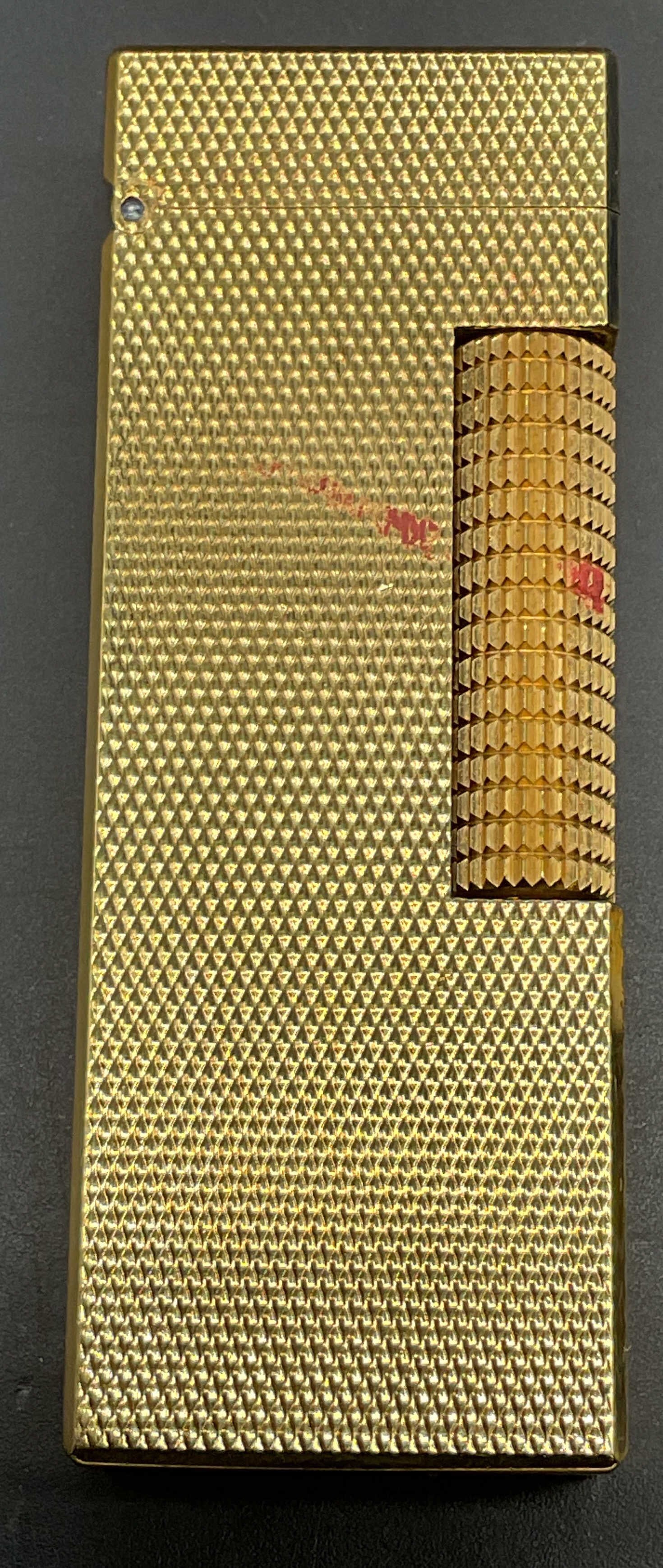 DUNHILL Gold Plated Rollaglass Barley Lighter: Vintage DUNHILL gold plated rollaglass barley pocket lighter. Swiss made. Measures approx. 2.5 x 1 x .5 inches. Some scratching. Not tested, sold As Is. DUNHILL lighter, gold plated lighter, barley