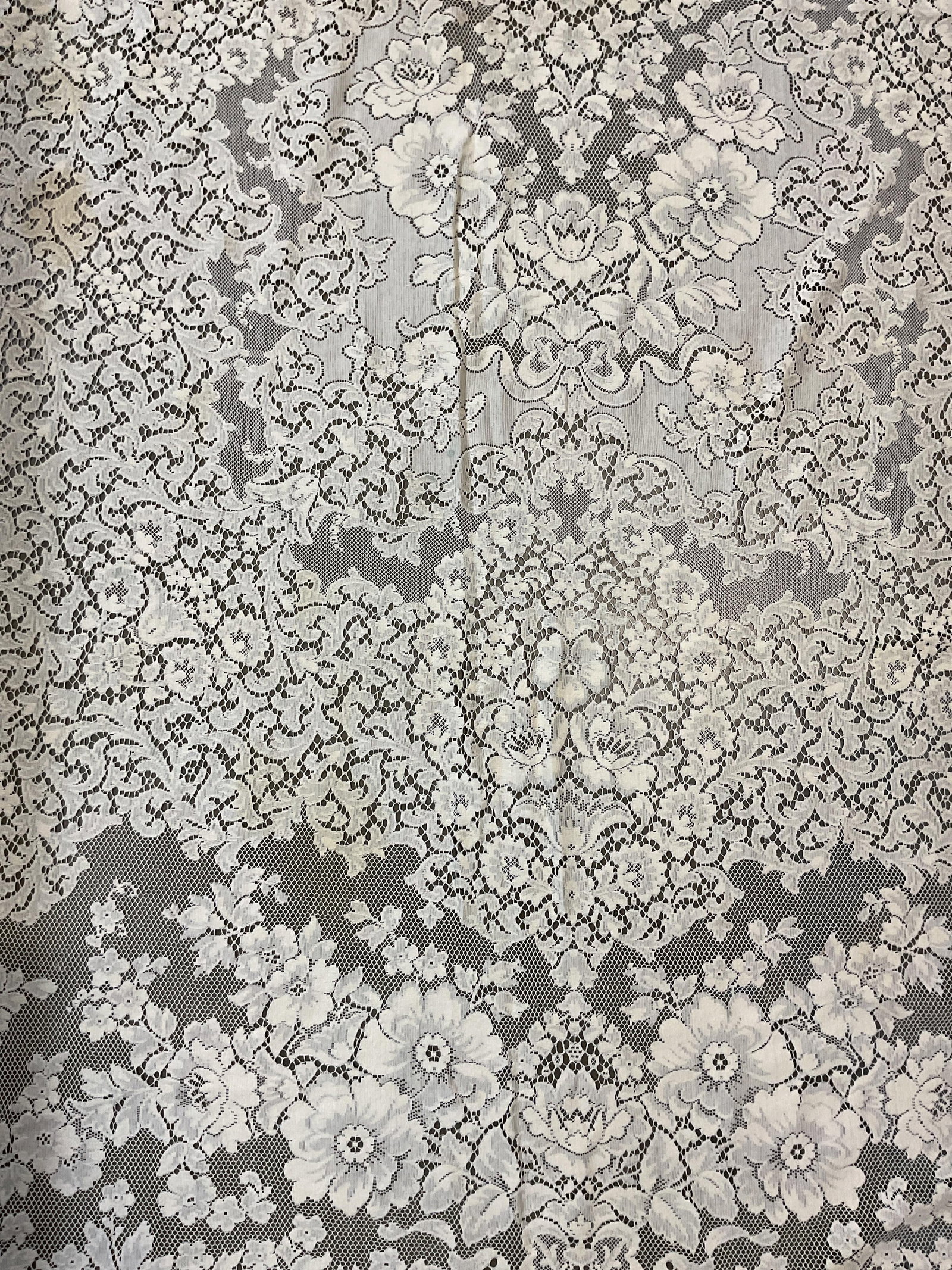 Vintage Lace and crochet cream table cloth (1 of 7)
