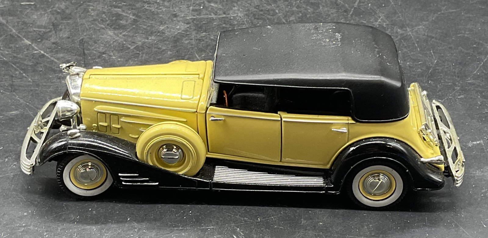 Signature Model Car 1933 Cadillac Fleetwood (1 of 6)