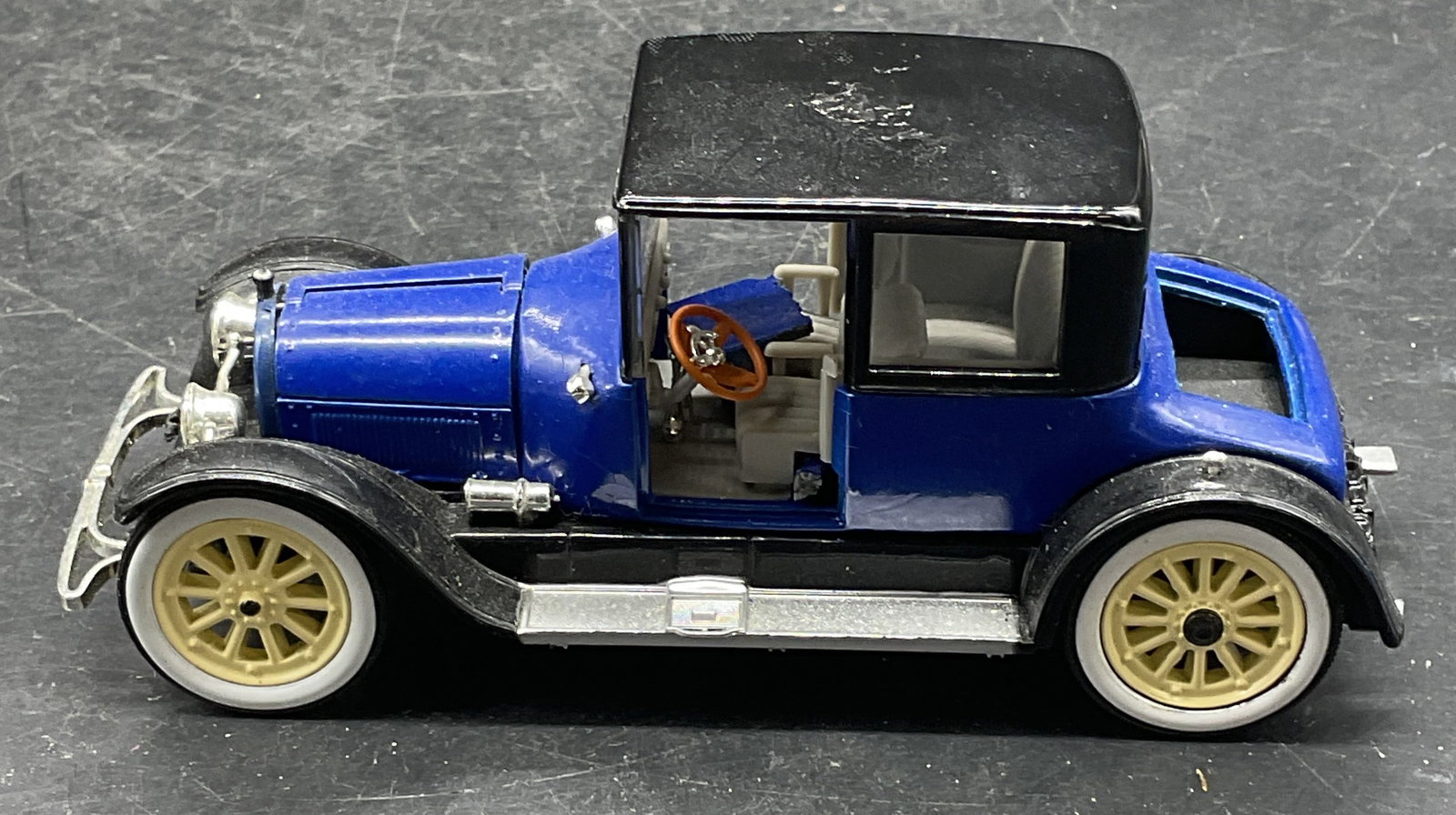 Signature Model Car 1918 Cadillac Type 57 (1 of 6)