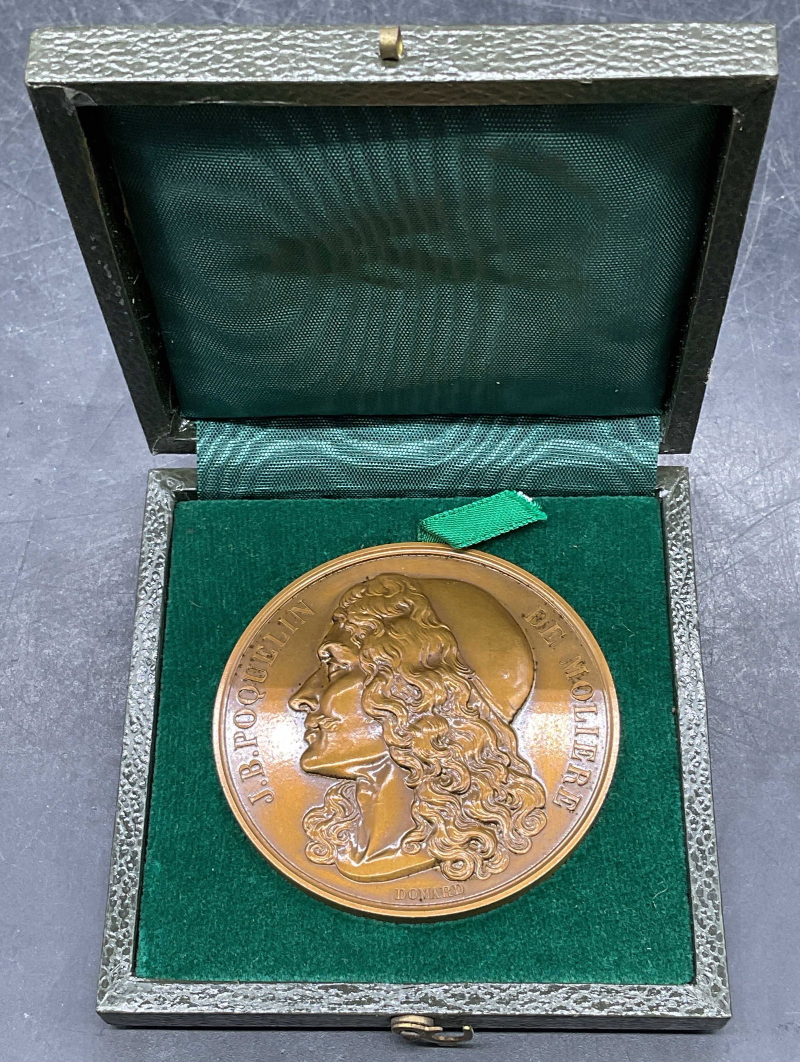 Poquelin Moliere Commemorative Bronze Medal W BX: Vintage 1969 commemorative French medal with display case. Obverse features head of the playwright Jean Baptiste Poquelin de Moliere. Reverse features biographical details. Measures approx 2 inches wi