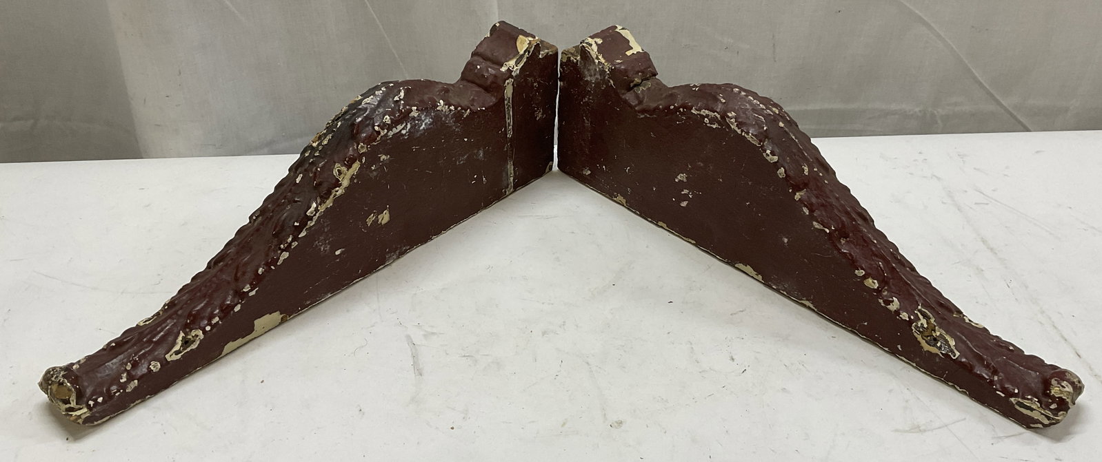 Lt2 Reddish Brown Painted Wooden Arch Salvage: 2 Reddish Brown Painted Wooden Architectural Salvage. Chipping Present. Measures app 5in H x 15.5in L. Painted Wood, Wood, Brackets, Architectural Salvage, Furniture Salvage, Brackets, Restoration, Re