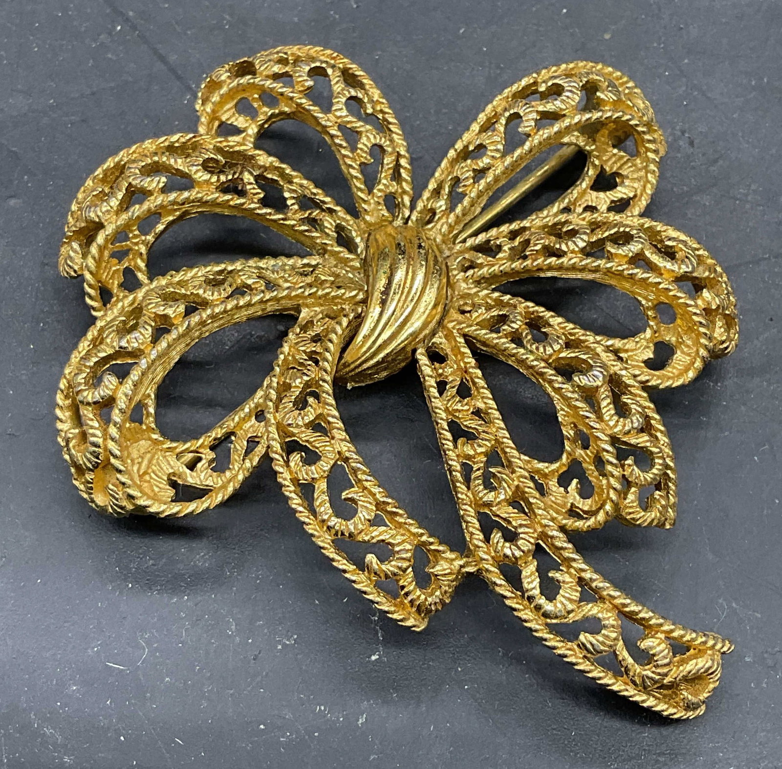 Vintage Trifari Gold Tone Bow Ribbon Brooch (1 of 6)