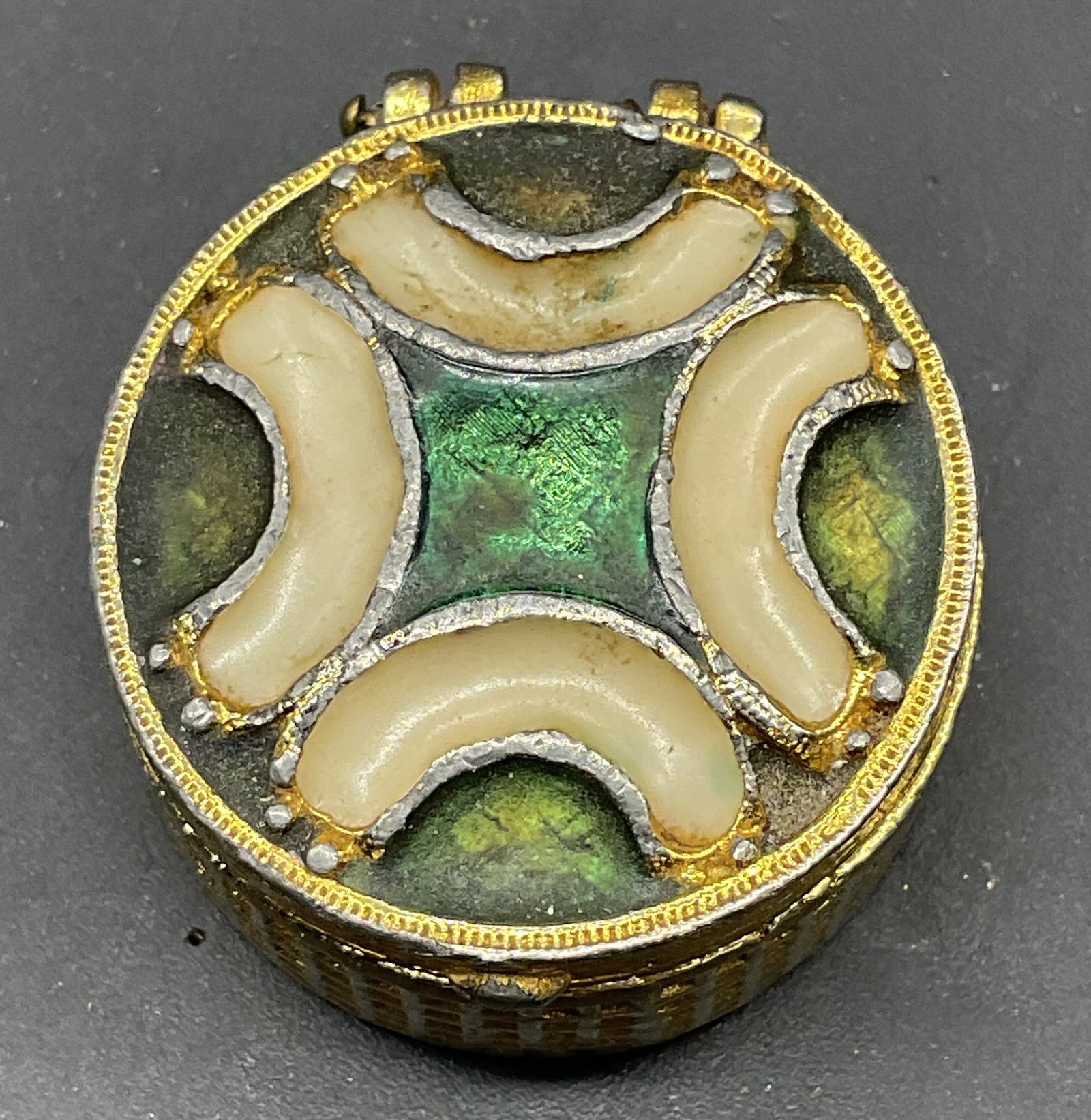 Vintage Gold Tone Green White Enamel Pill Box (1 of 7)