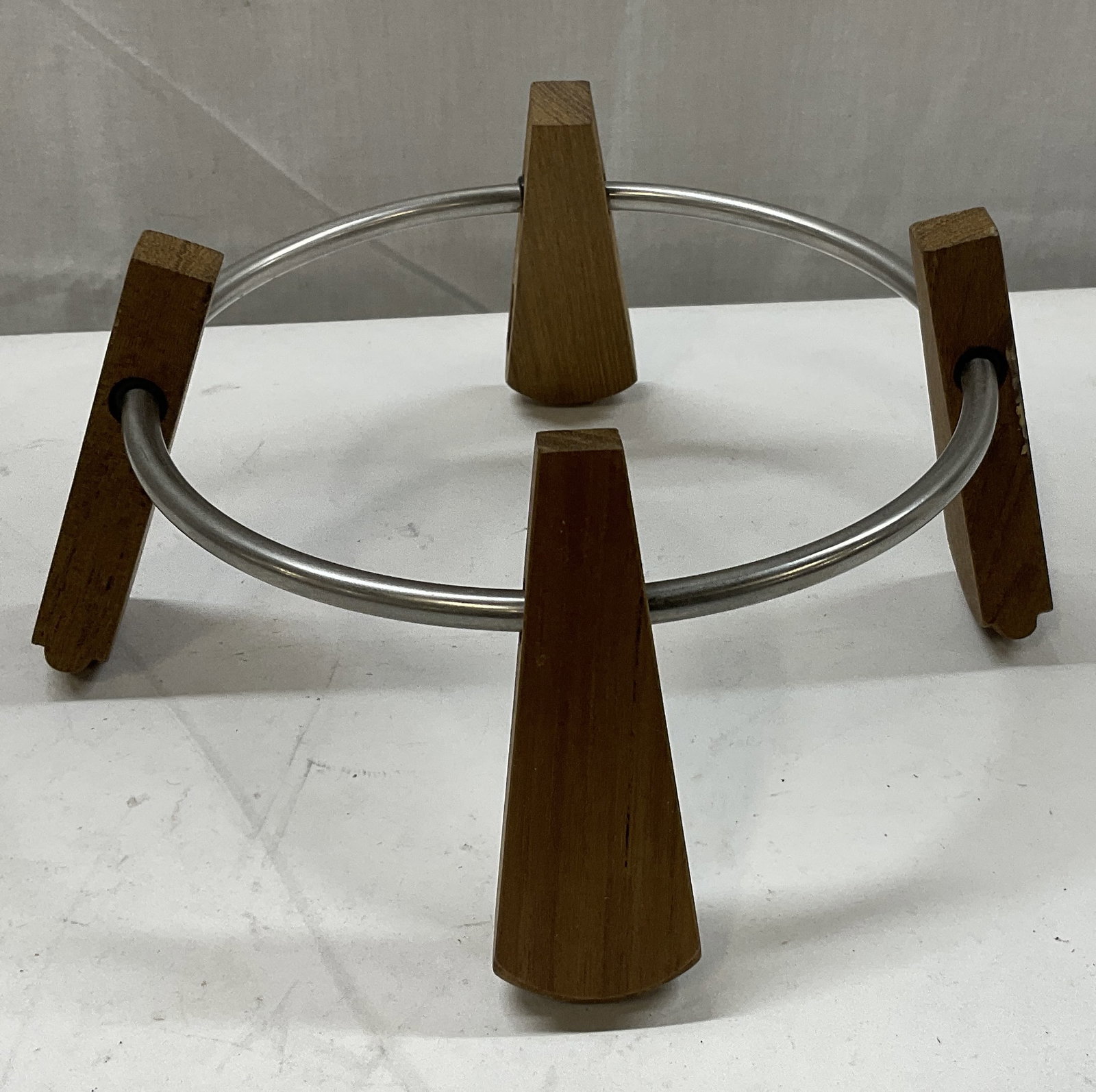 MCM Wood & Metal Folding Leaf Trivet: Mid-Century Modern Danish-Style Wood and Metal Folding Leaf Trivet. Condition Consistent with Exposure. Measures app 4in H x 7.75in W. Mid-Century Modern, MCM, MCM Trivet, Danish-Style Trivet, Wood