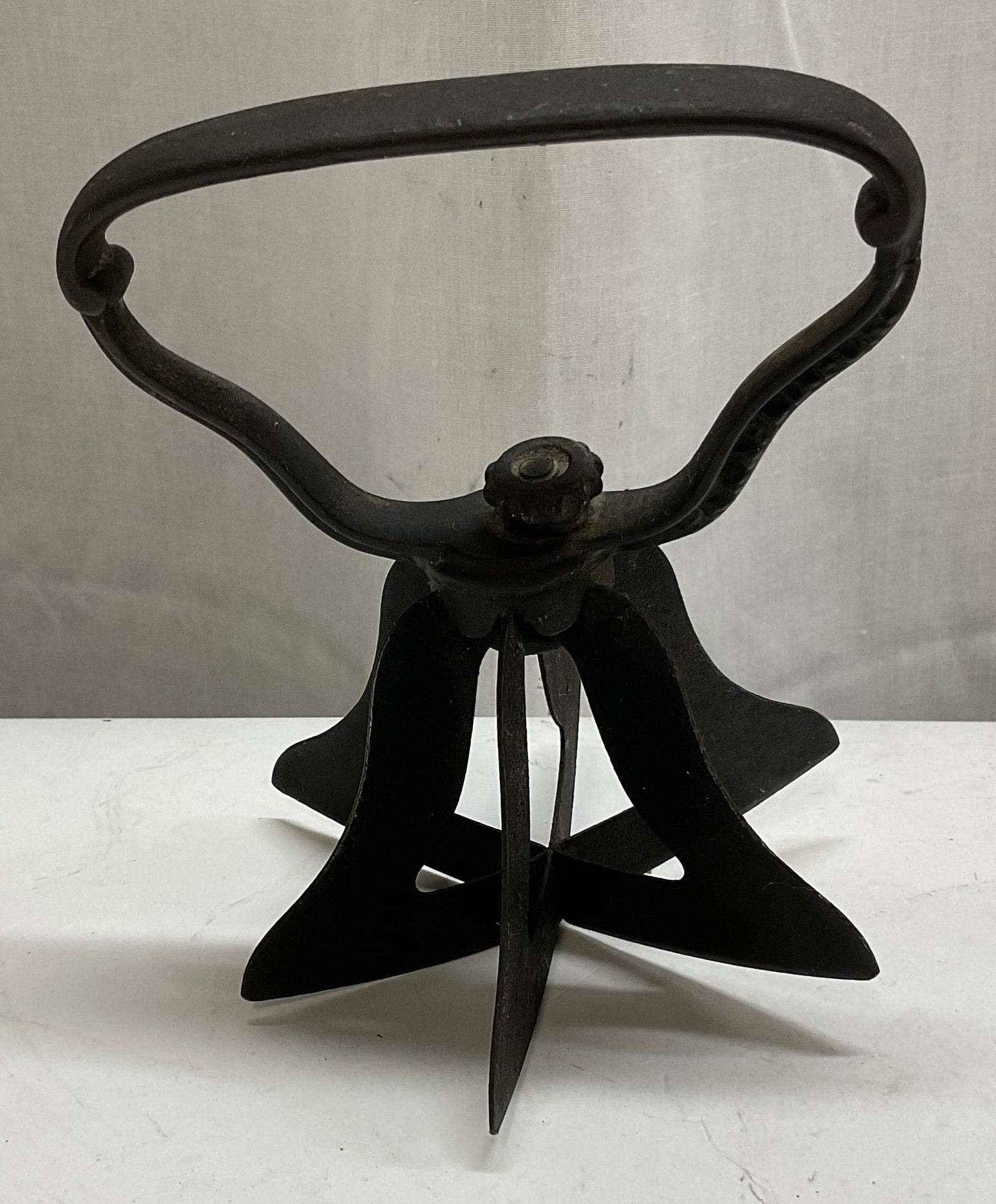 ANTQ Cast-Iron Bell-Shaped Food Chopper (1 of 7)