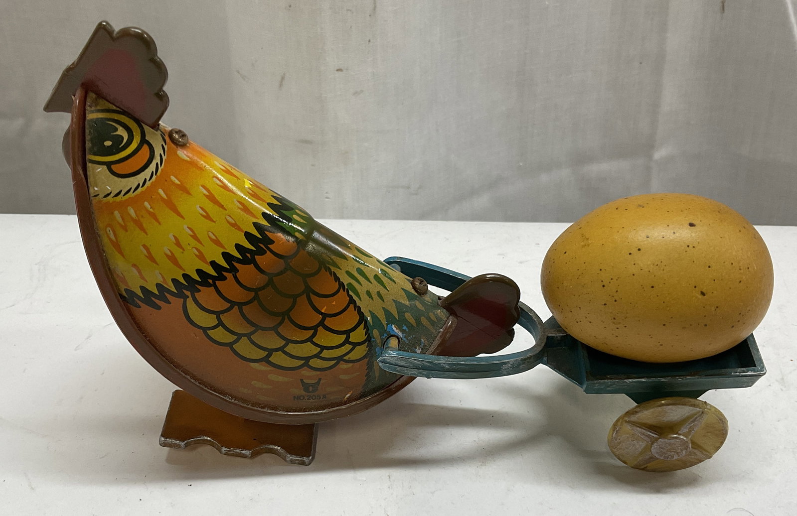 VTG 1970s Russ Berrie Wind-Up Chicken w/ Egg Toy: Vintage 1970s Russ Berrie and Company Metal Wind-Up Chicken Towing Egg Cart Toy. Scratching Present. Has Not Been Tested For Functionality. Measures app 3.5in H x 6in L. Vintage Wind-Up Toy, Vintage