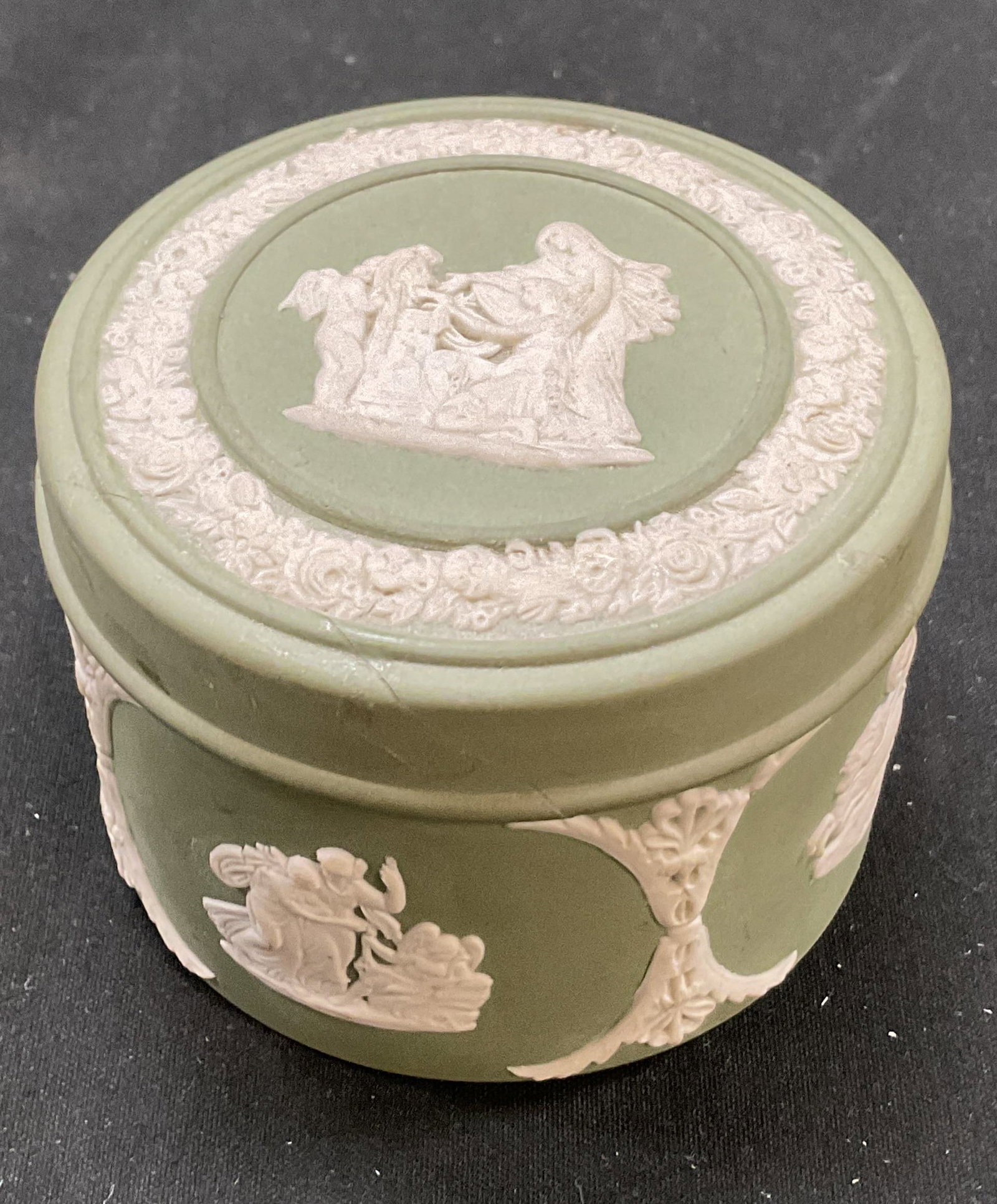 Wedgwood Green Jasperware Trinket Box England (1 of 9)