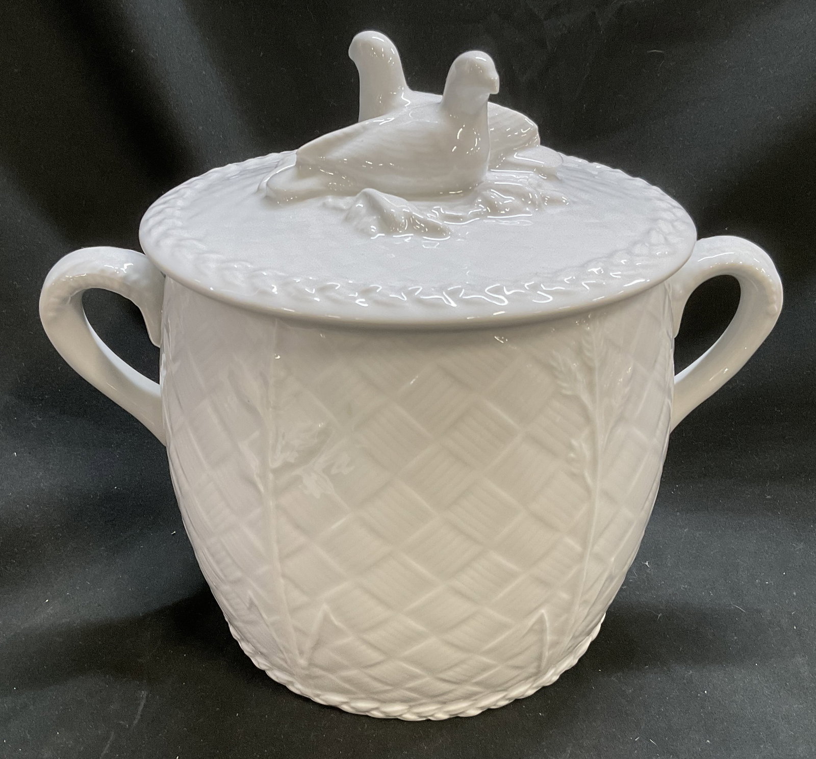 83 Royal Worcester Dove Finial Casserole Dish: 1983 Royal Worcester Gourmet Oven China Fine Porcelain Casserole Dish. Glossy White Basket Weave Design with Pampas Grass Motifs. Nesting Doves Finial on Lid. Chips Present. Measures app 9.5in H x