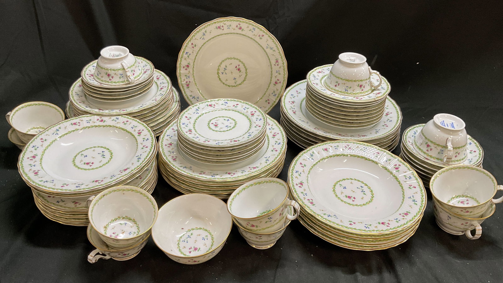 BERNARDAUD Artois Vert Dinner Et, France, 73 pcs (1 of 17)