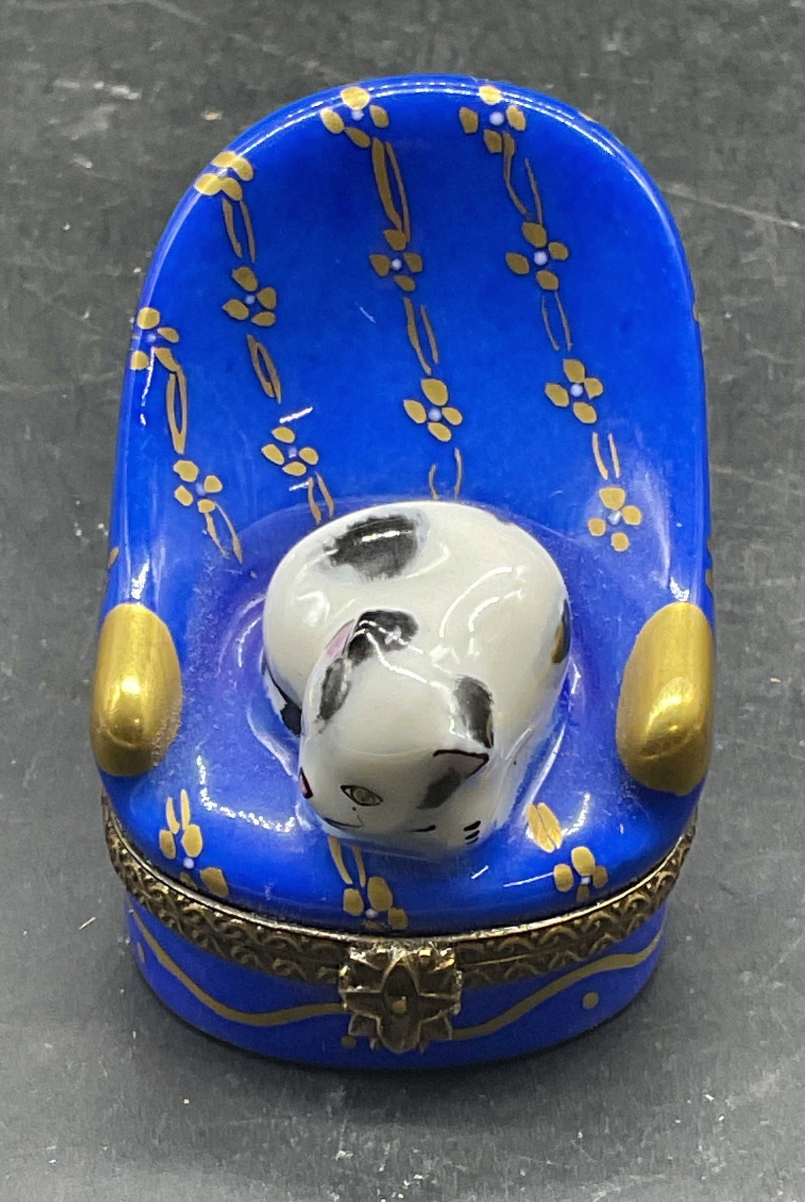 J Dumont Limoges Porc Cat Chair Trinket Box Ltd Ed: Vintage J Dumont Limoges porcelain limited edition cat on chair motif trinket box. Numbered 50/750. Hand painted. Made in France. Measures approx. 1.5 x 1.75 x 2 inches. Some scratching. J Dumont