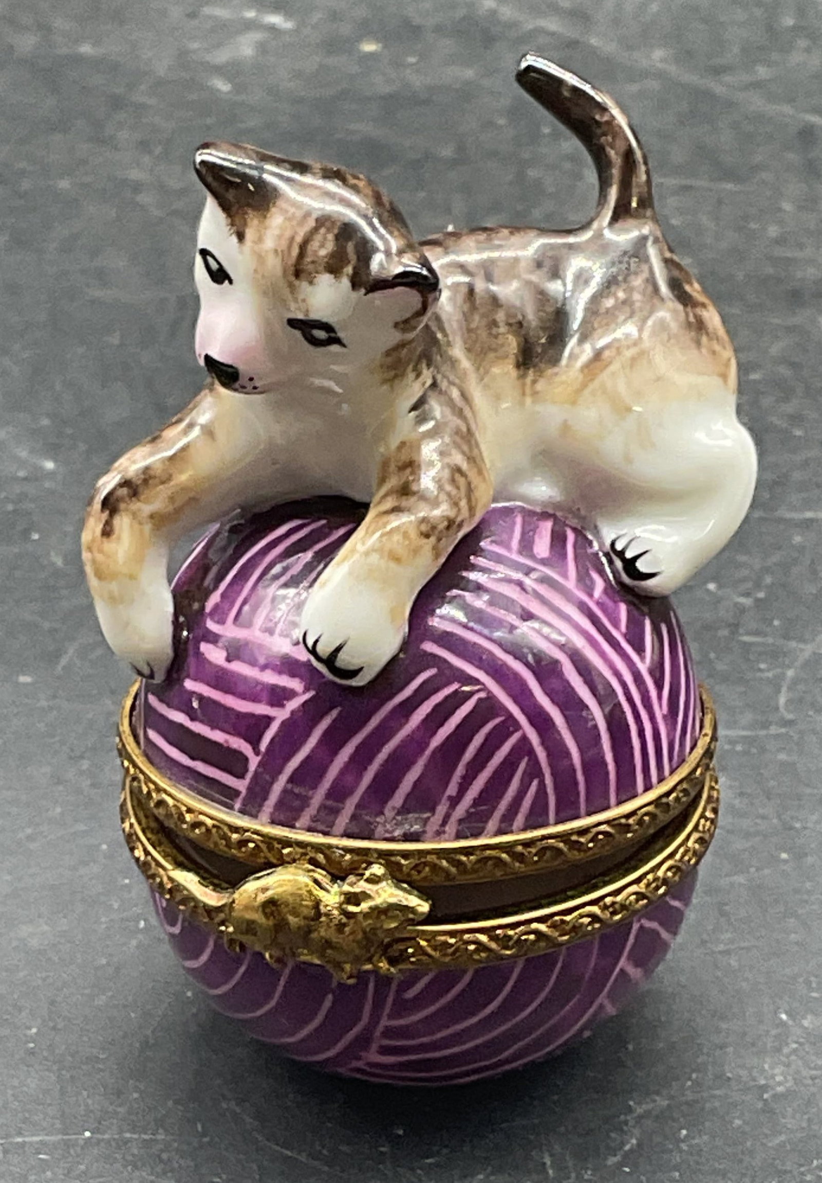PV Limoges Porc Cat Bll of Yarn Trinket Box France (1 of 6)