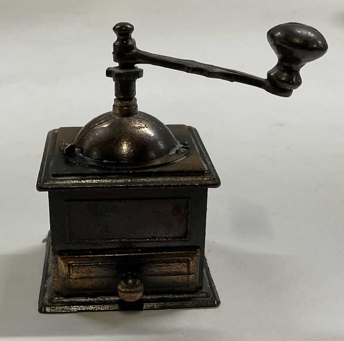 VTG Die-Cast Metal Coffee Grinder Pencil Sharpener (1 of 6)