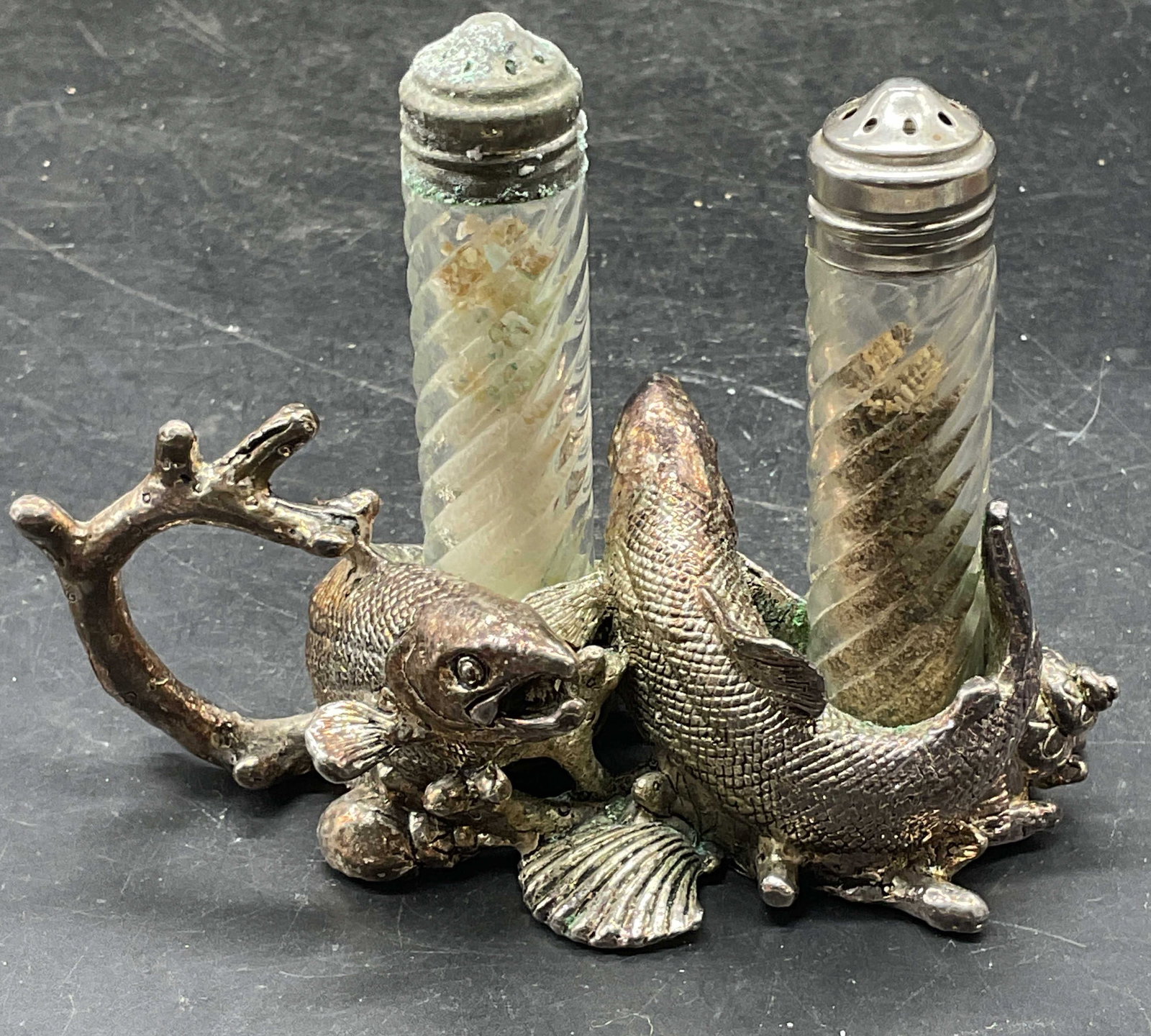 1999 Arthur Court Fish Salt & Pepper Shakers: Vintage 1999 Arthur Court silver tone aluminum fish motif salt and pepper shakers stand with glass shakers. Total dimensions approx. 4 x 2.5 x 3.25 inches. Wear including residue, patina, scratching,