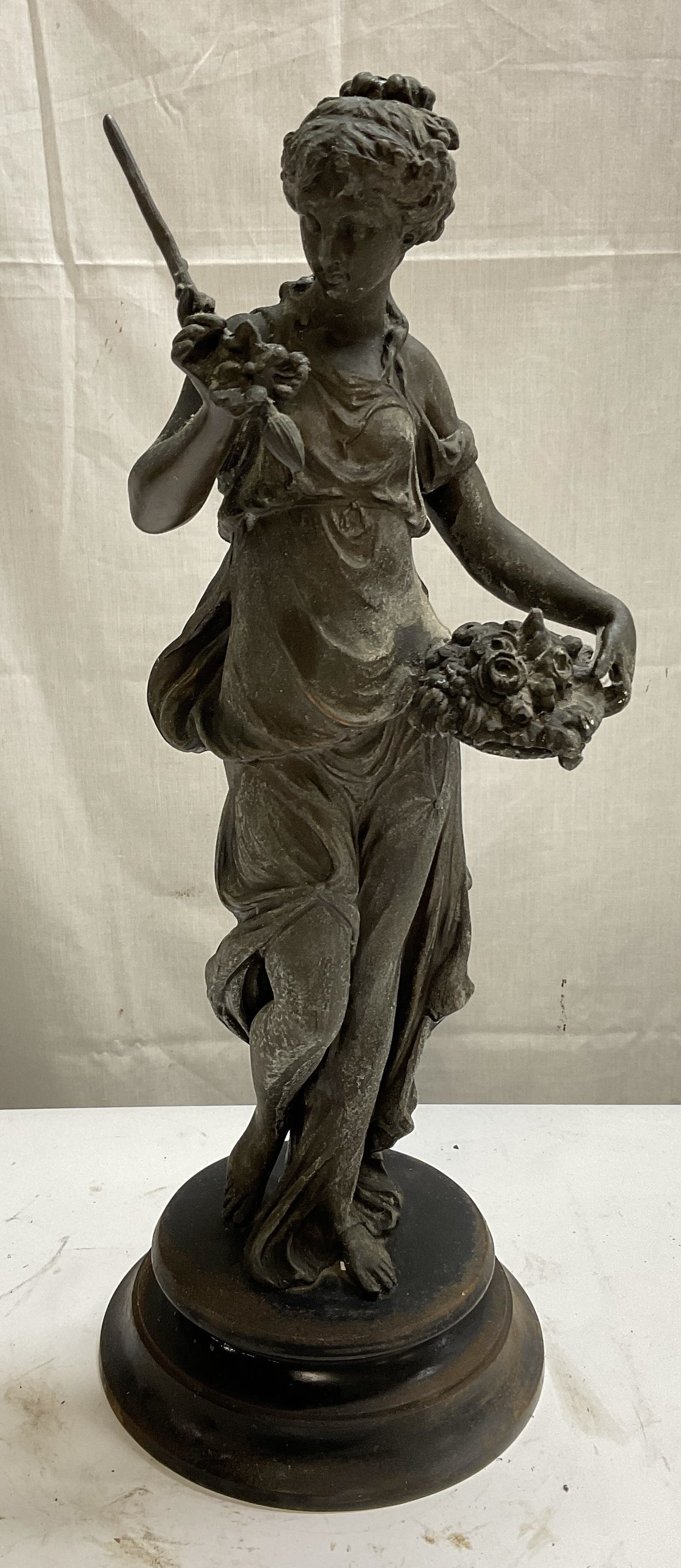 VTG 18in Cast-Metal Neoclassical Figural Sculpture: Vintage Cast-Metal Neoclassical Figural Sculpture. Depicts a Woman Holding a Brush and Palette Wrapped in Flowers. Has Significant Weight. Scratching and Aging to Metal. Measures app 18in H x 7in Base