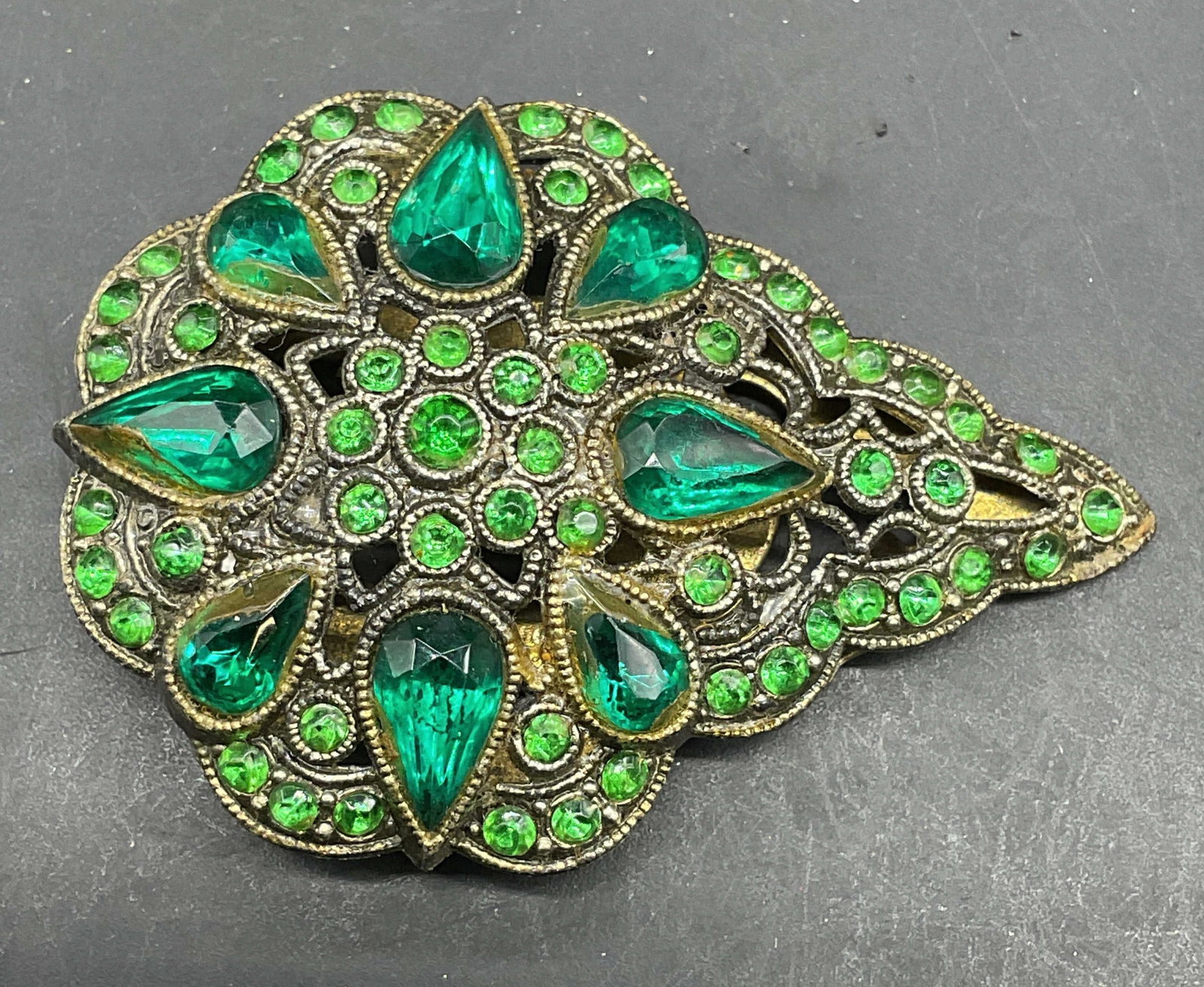 Vintage Green Crystal Fur Dress Sweater Clip: Vintage silver tone green crystal fur, dress, or sweater clip. Measures approx. 2 x 1.5 inches. Some scratching. Jewelry, estate jewelry, costume jewelry, cocktail jewelry, fashion jewelry,